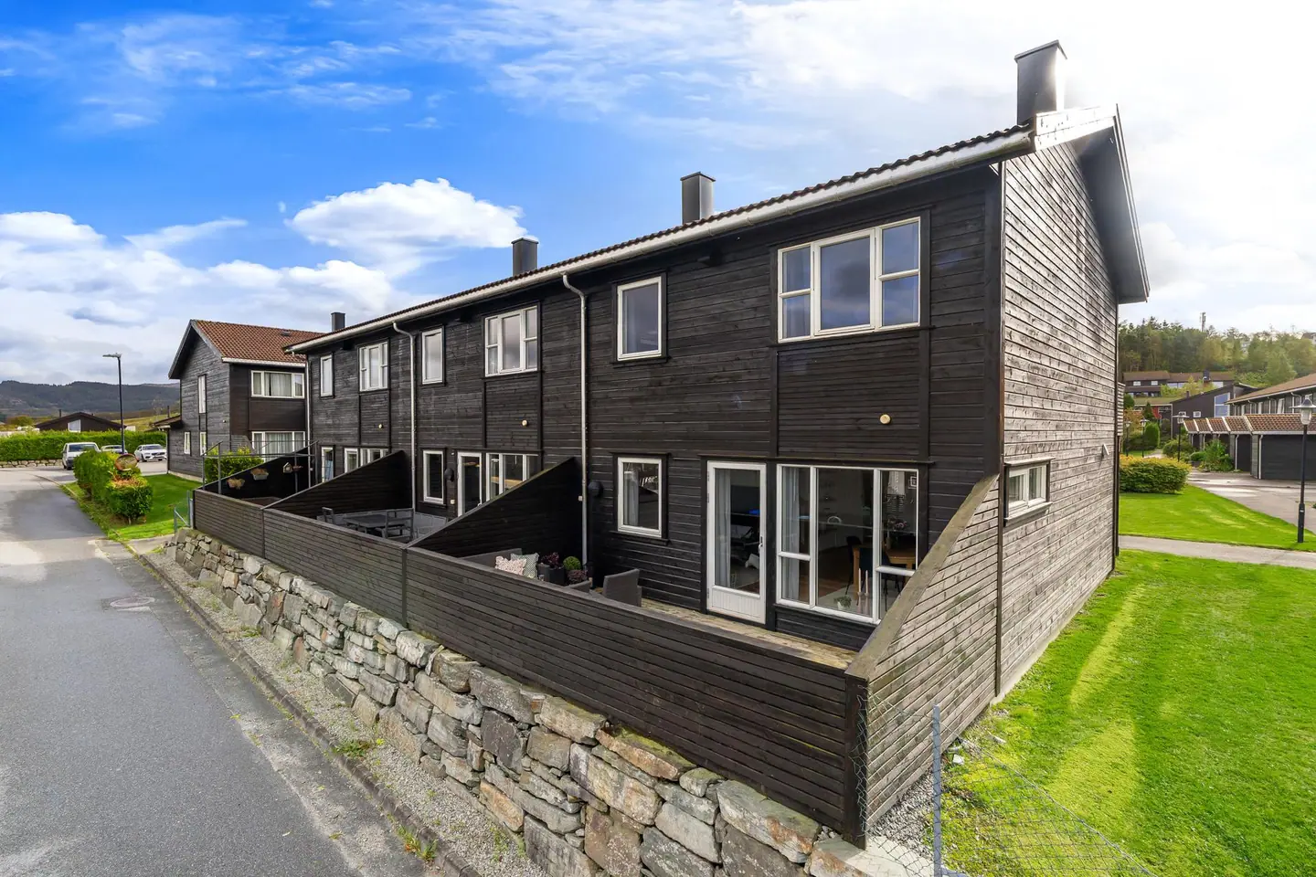 Enderekkehus over to plan med 3 soverom og ellers godt innhold. Parkering i carport med plass til 2 biler.