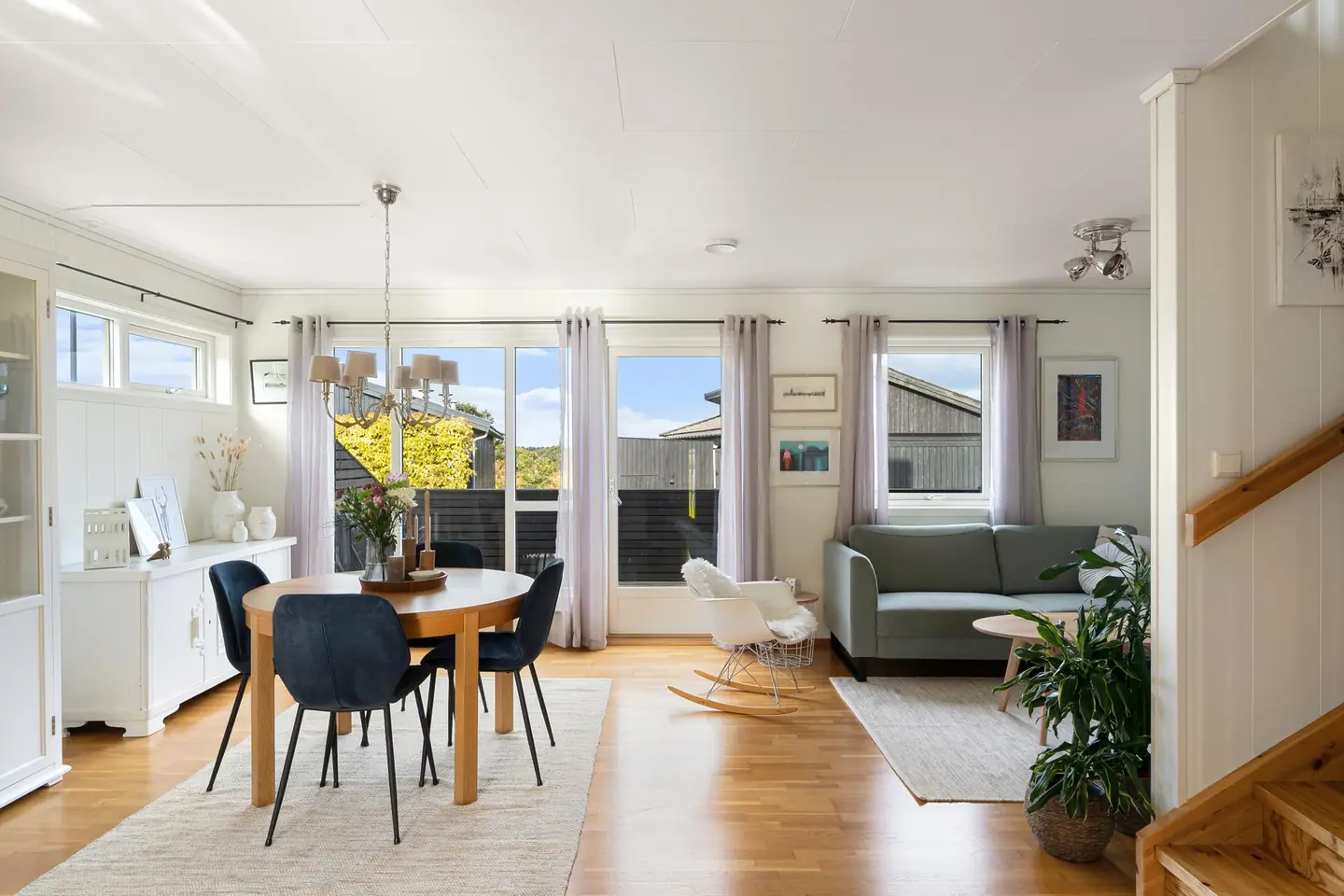 Store vindusflater slipper inn rikelig med lys i stuen. Utgang til vestvendt terrasse med gode solforhold.