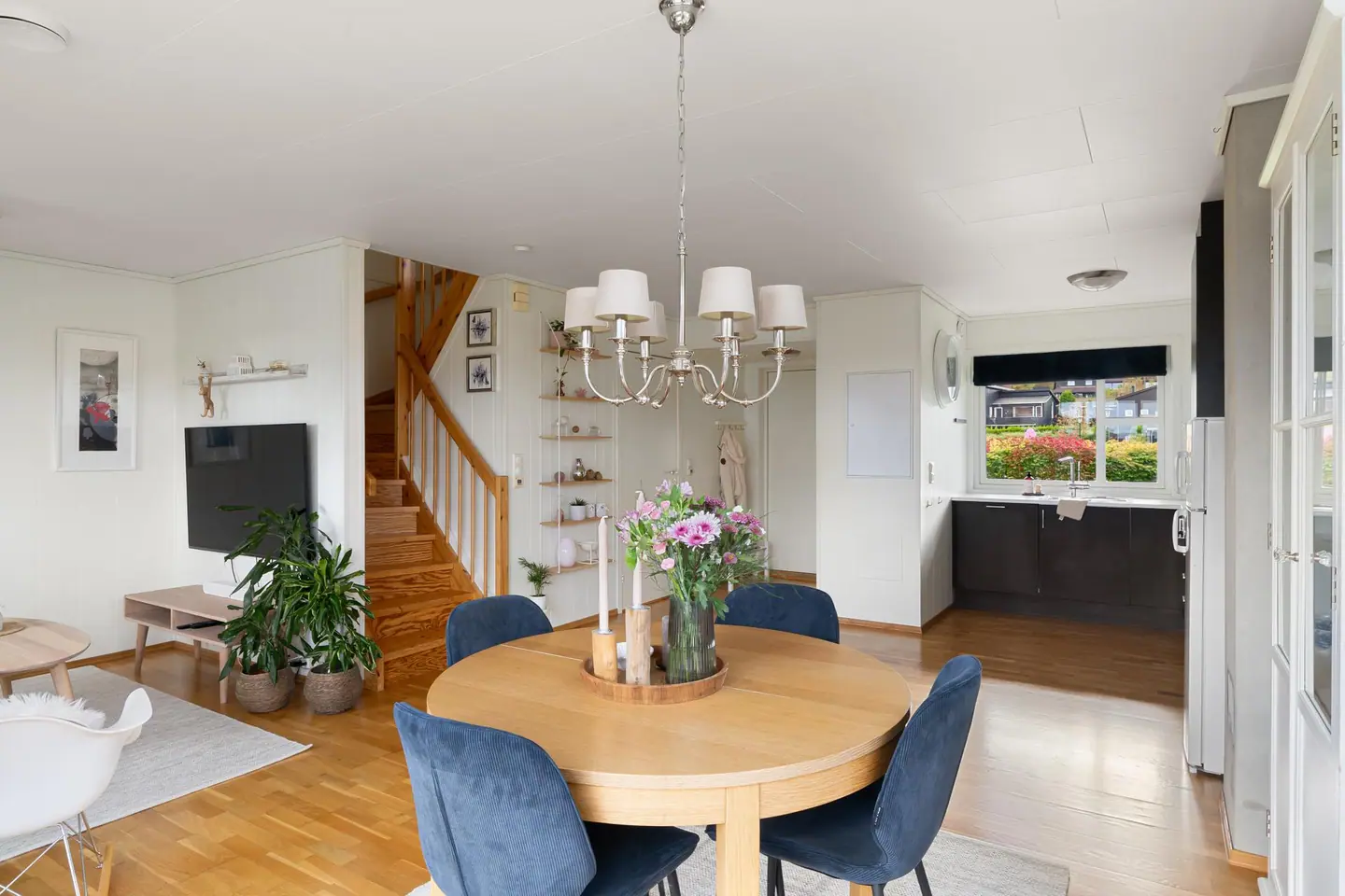 God plass til spisebord med sitteplass til familie og gjester.