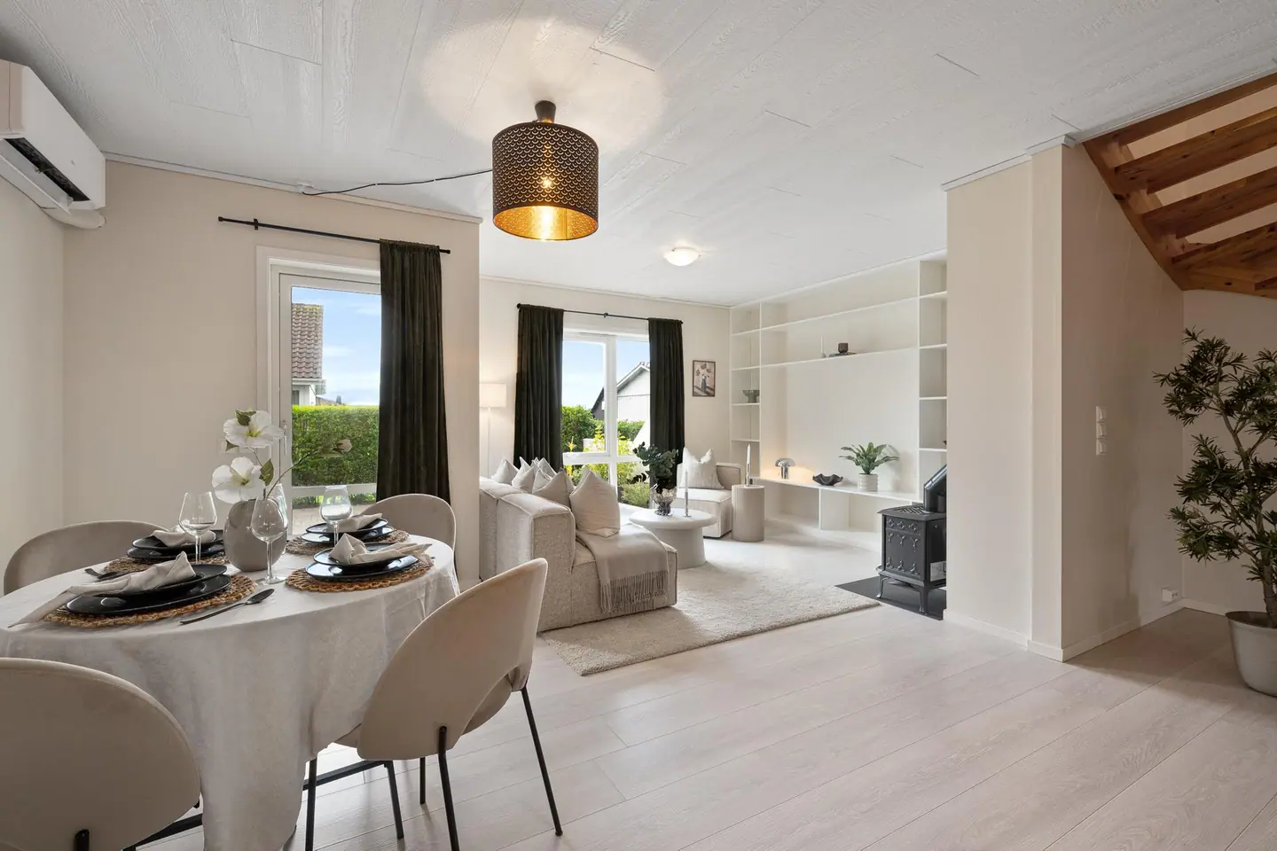 Stue og kjøkken i åpen løsning, gir god plass for både spisebord og sofagruppe.
