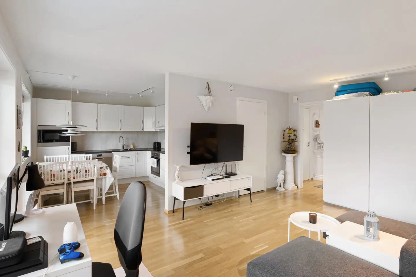 Leiligheten har en åpen stue- og kjøkkenløsning med god plass til sofagruppe og spisebord.