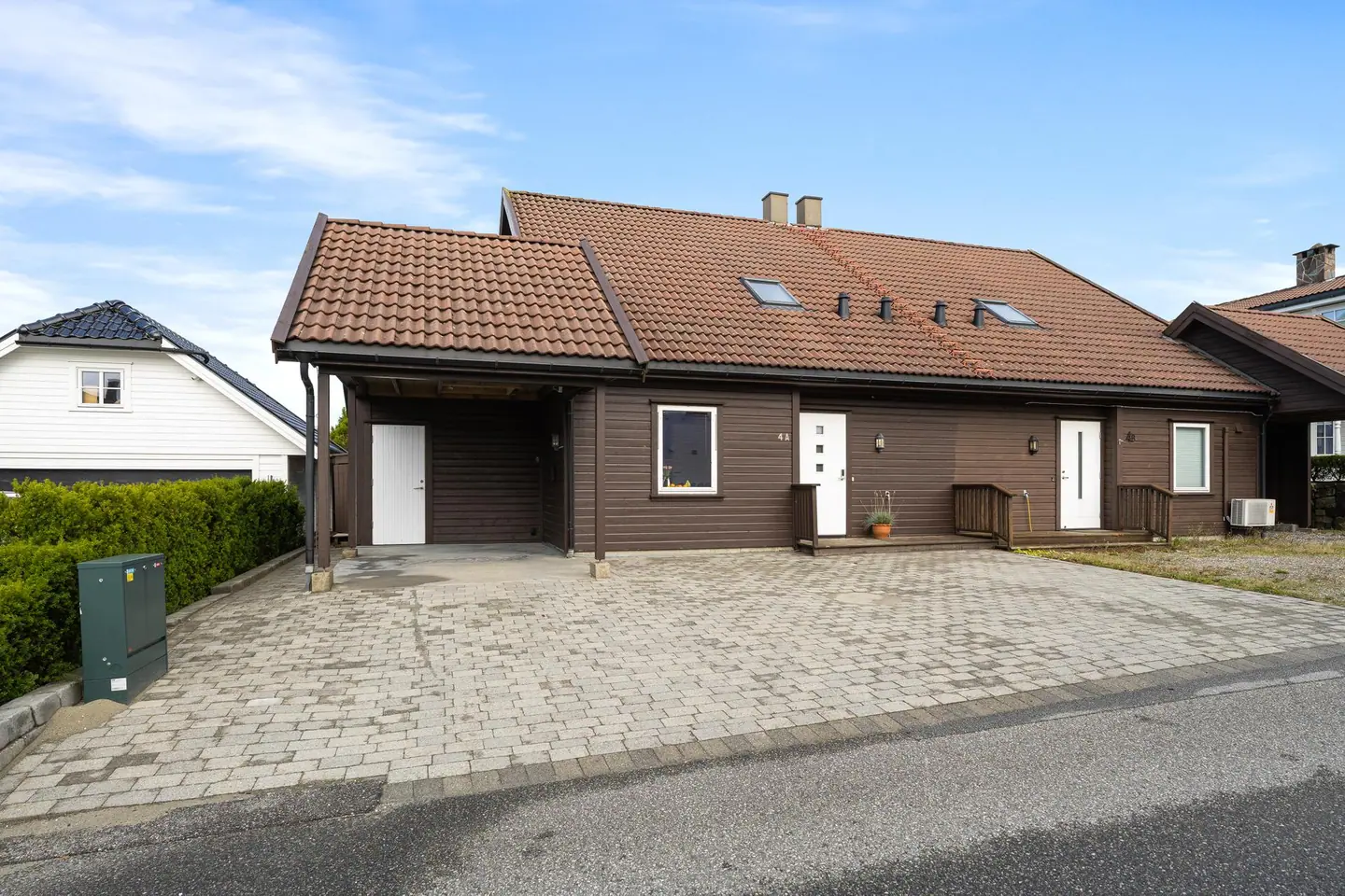 Gode parkeringsmuligheter i carport samt i steinlagt gårdsrom.