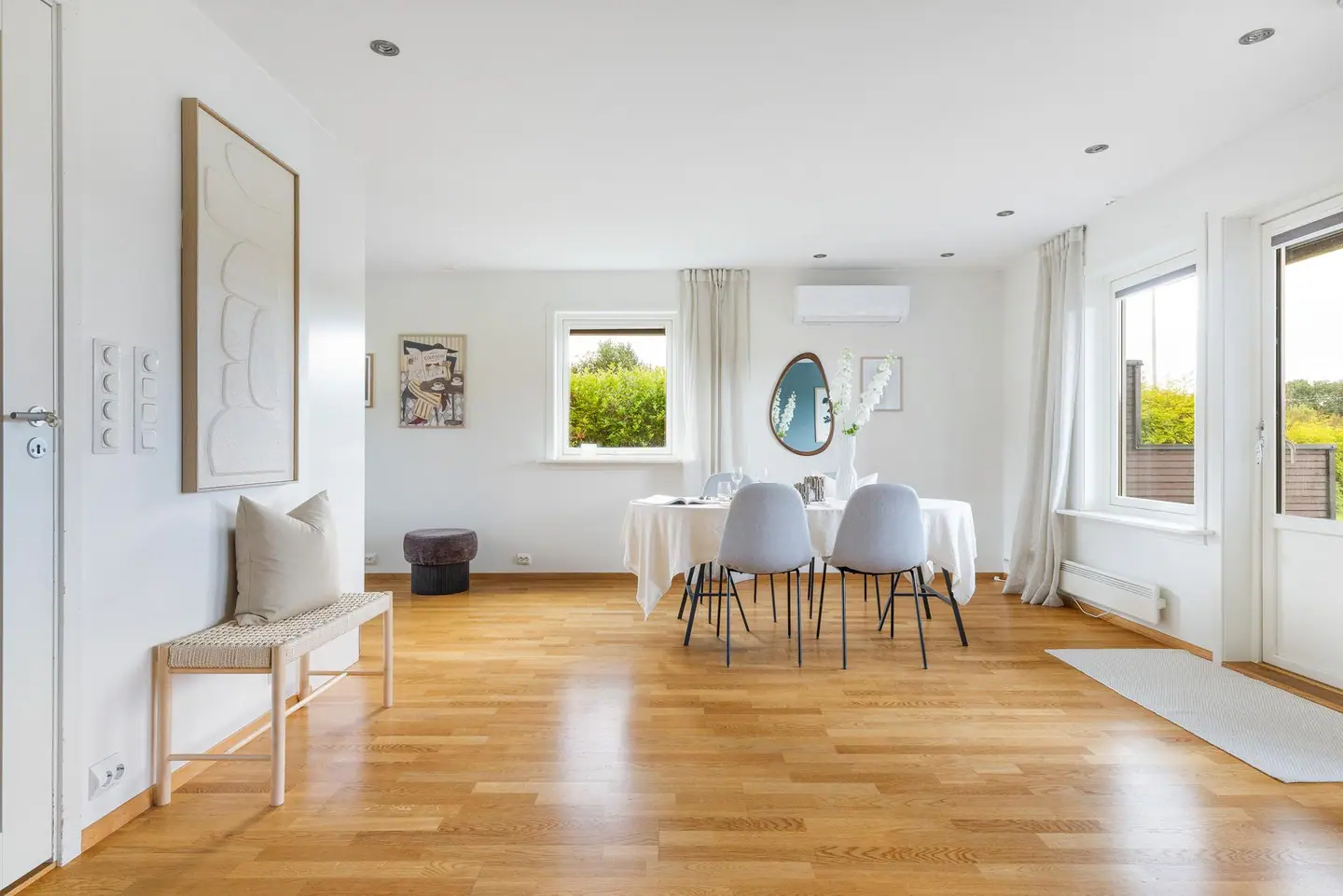 Stuen har god plass til både sofakrok og et stort spisebord.