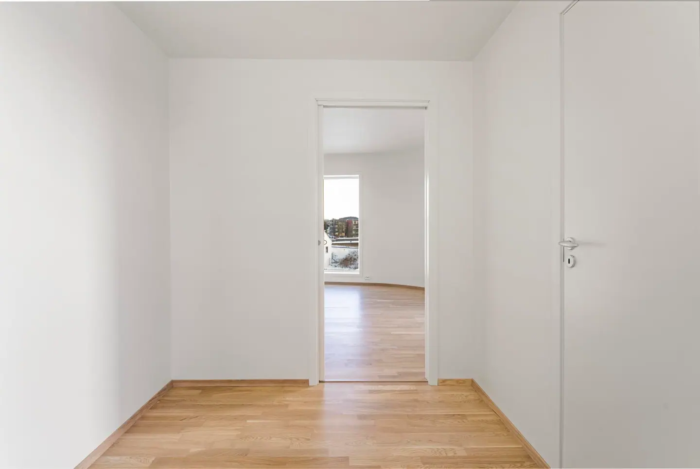 En kommer inn i en romslig entré med god plass til garderobeløsning. Her er det også tilkomst til gjestetoalettet.