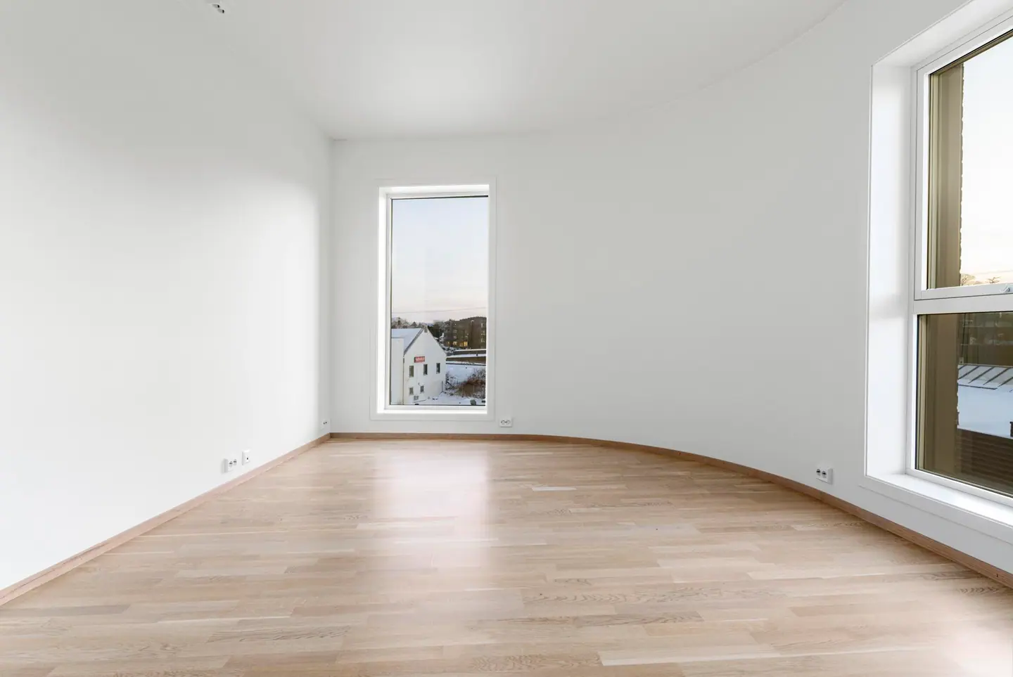 Videre kommer en inn i forstuen med den karakteristiske buen, forstuen har et areal på ca 14 m² iht tegning. Den påfølgende bildene er tatt 