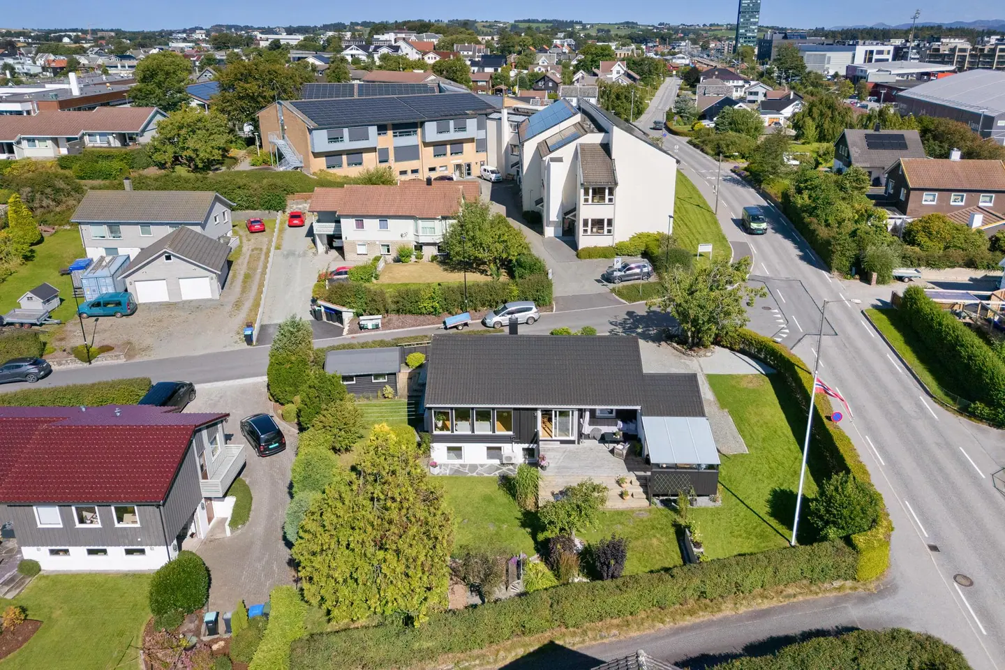 Boligen ligger fint plassert på tomten med stor hage og skjermede uteområder.