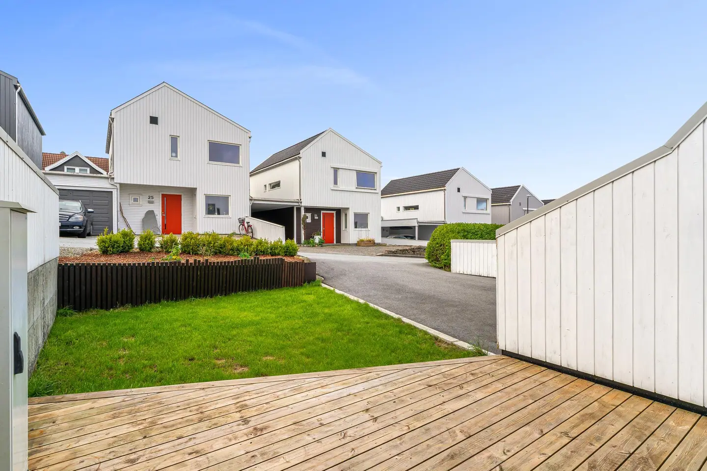 Parkering i carport med elbillader og romslig sportsbod.
