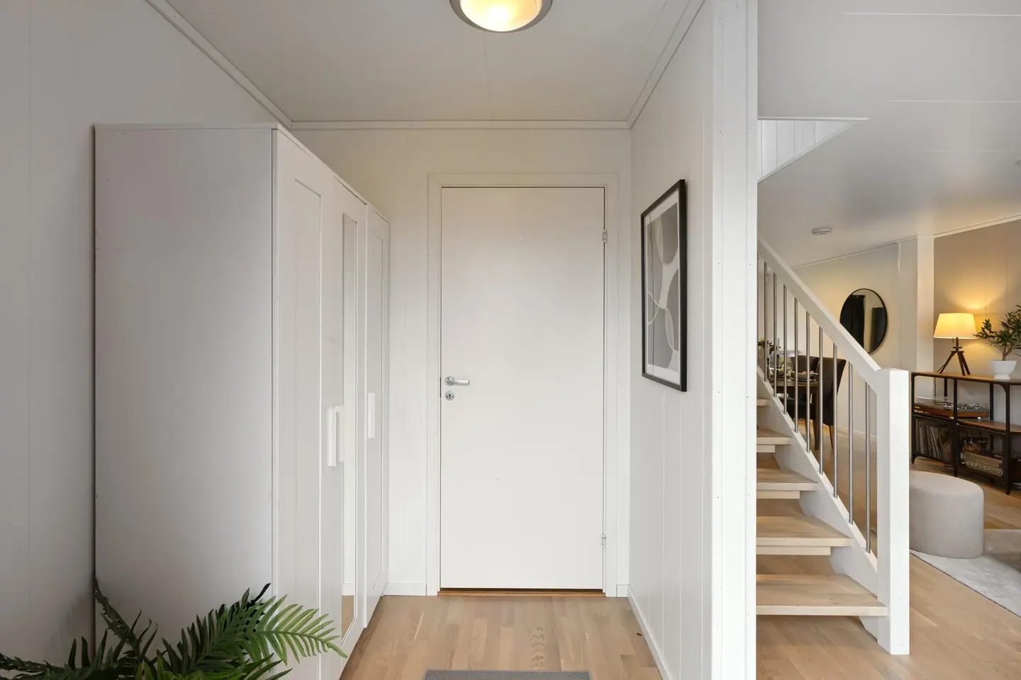Entré med plass til garderobeløsninger.