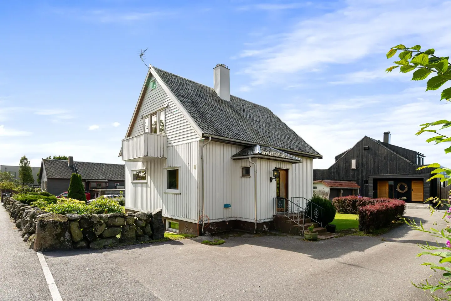 Eiendommen ligger skjermet til med pent opparbeidet og beplantet tomt i et etablert boligområde.