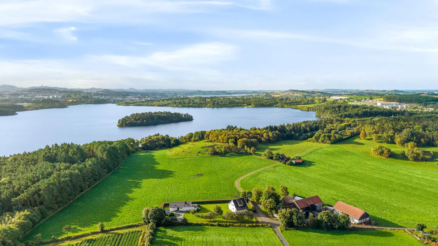 Leikvollbakken 28 og 30, Stavanger — Velkommen til Leikvollbakken 28 og 30. Eiendommen presenteres av Kristine Ree Espedal i EiendomsMegler 1 Jærmegleren.Foto: Dirdal Foto AS.
