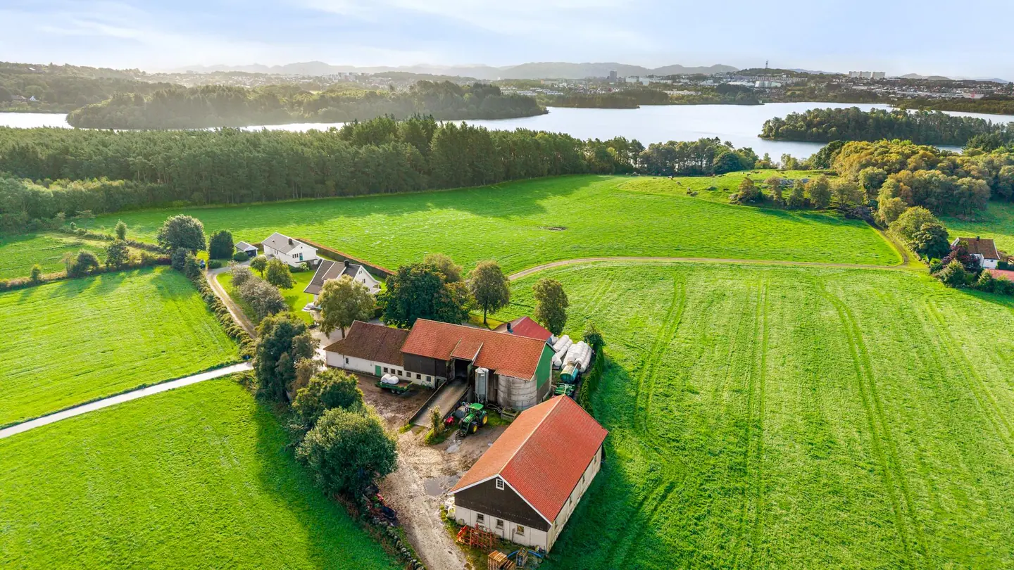 Driftsbygningene danner et samlet og funksjonelt gårdstun for landbruksdriften.