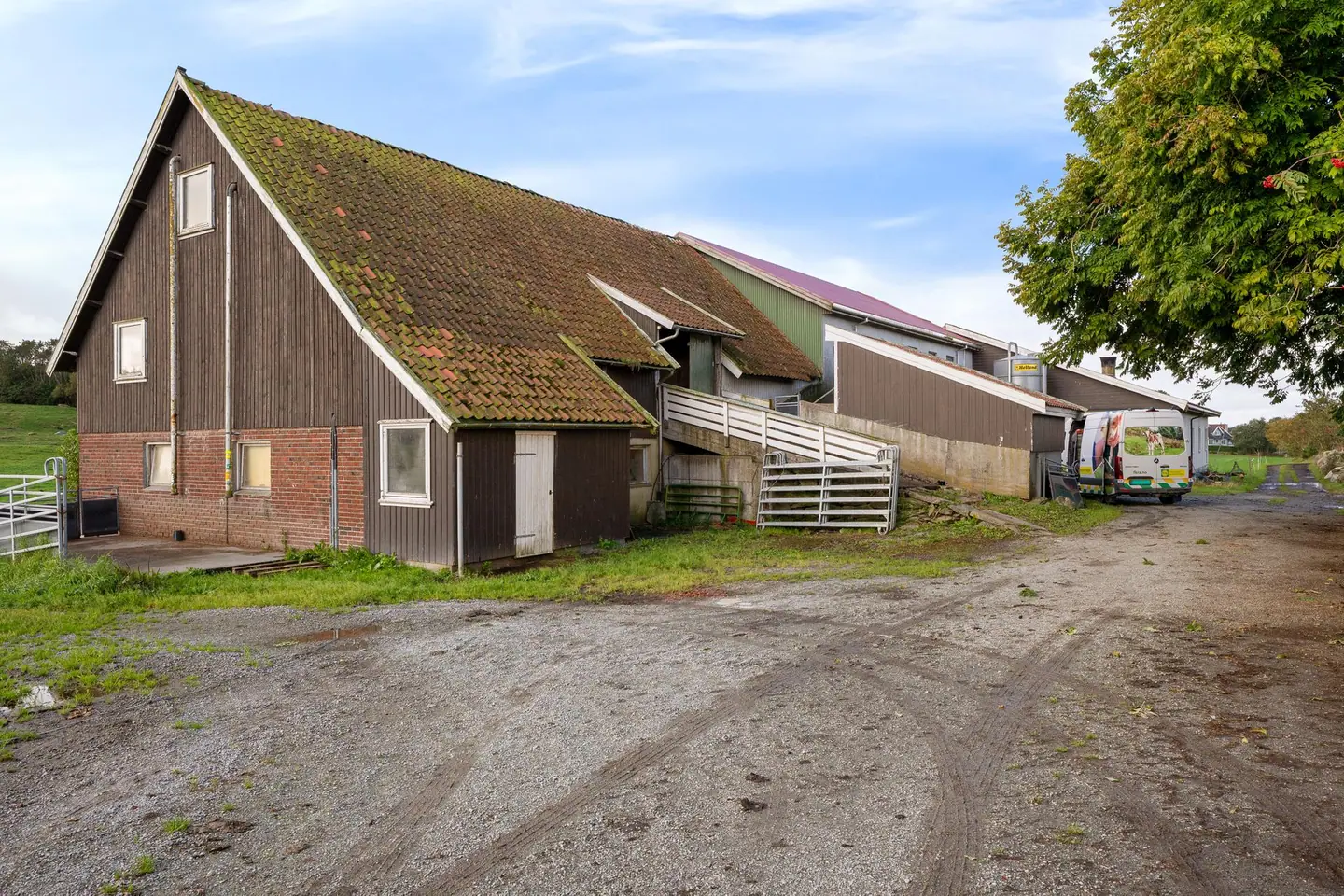 Driftsbygningen har støpte betongkonstruksjoner, låvebru og trekledning.