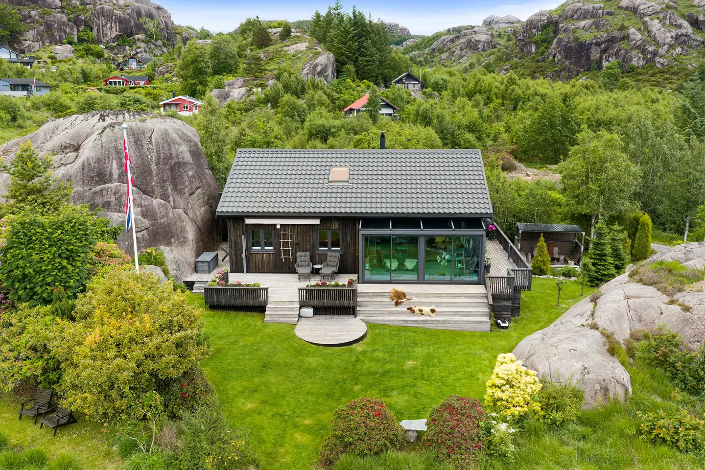 Mjølhusvegen 273, Sirevåg — Velkommen til Mjølhusvegen 273. Eiendommen presenteres av Monica Mørk Aase i EiendomsMegler 1 Jærmegleren avd. Hå. Foto: Asle Breiteig Haukland.