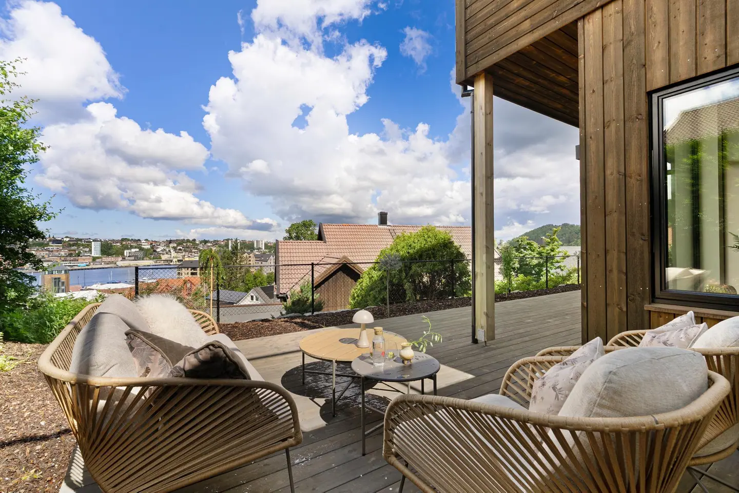 Terrasse med god plass til utemøbler
