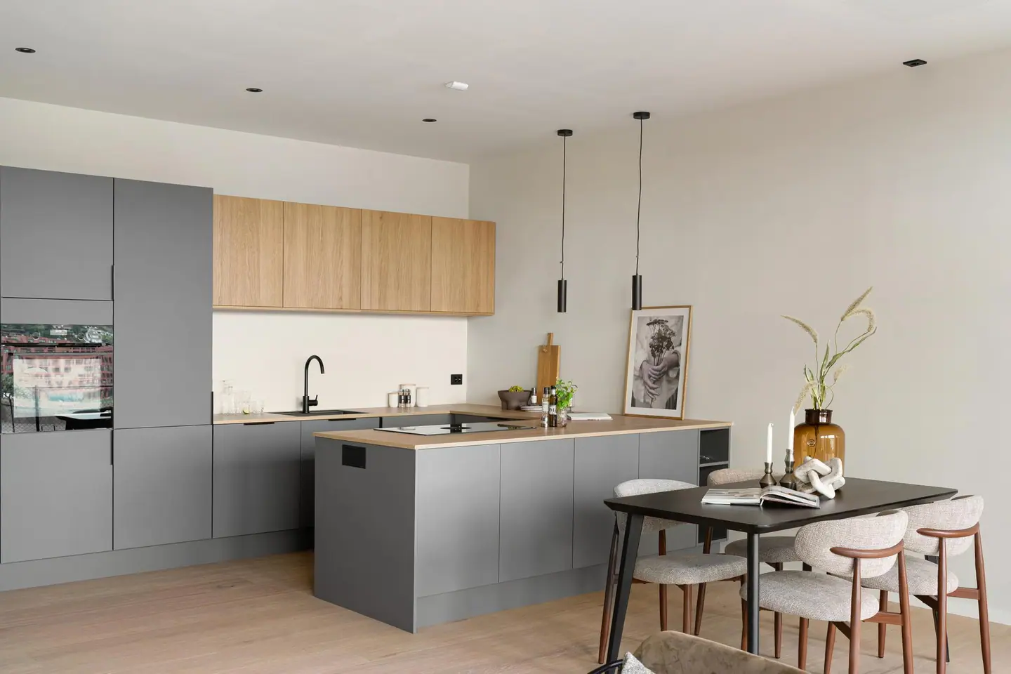 Moderne kjøkken med åpen planløsning, perfekt for sosiale sammenkomster. Elegant design og funksjonalitet i skjønn forening.