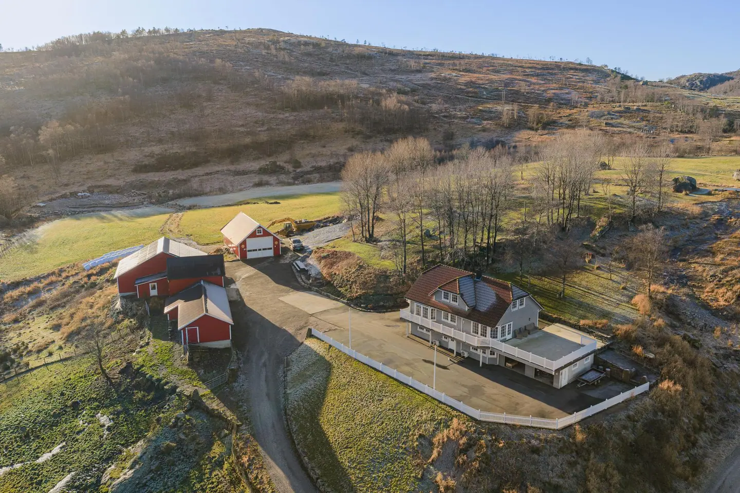 Eiendommens bygninger: Våningshus, driftsbygning, redksapshus/verksted og skoghytte.