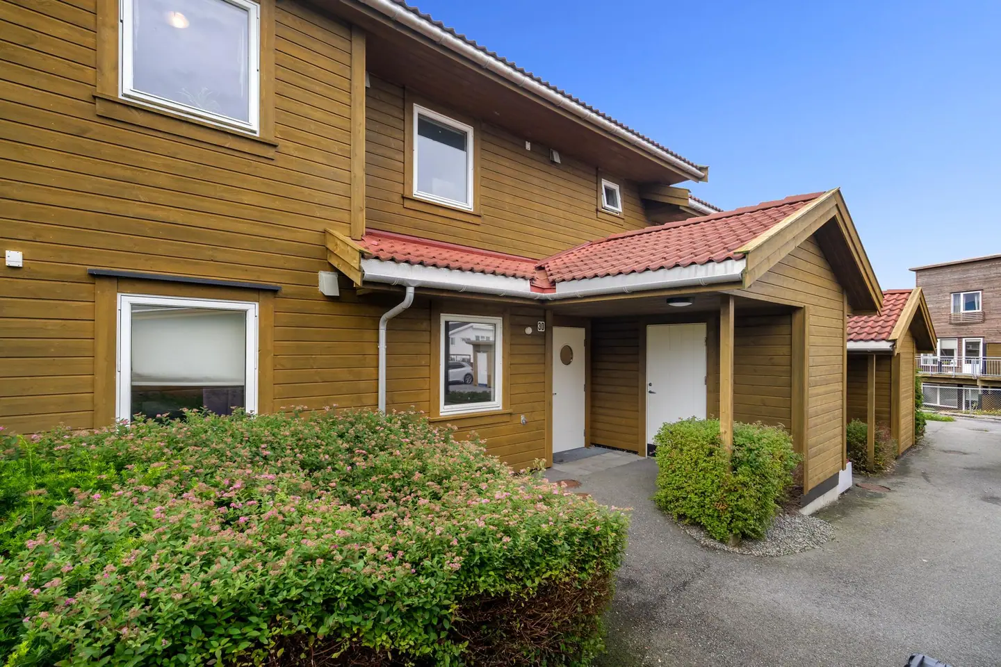 Rekkehus over to plan med tilhørende carport og skjermet hage.