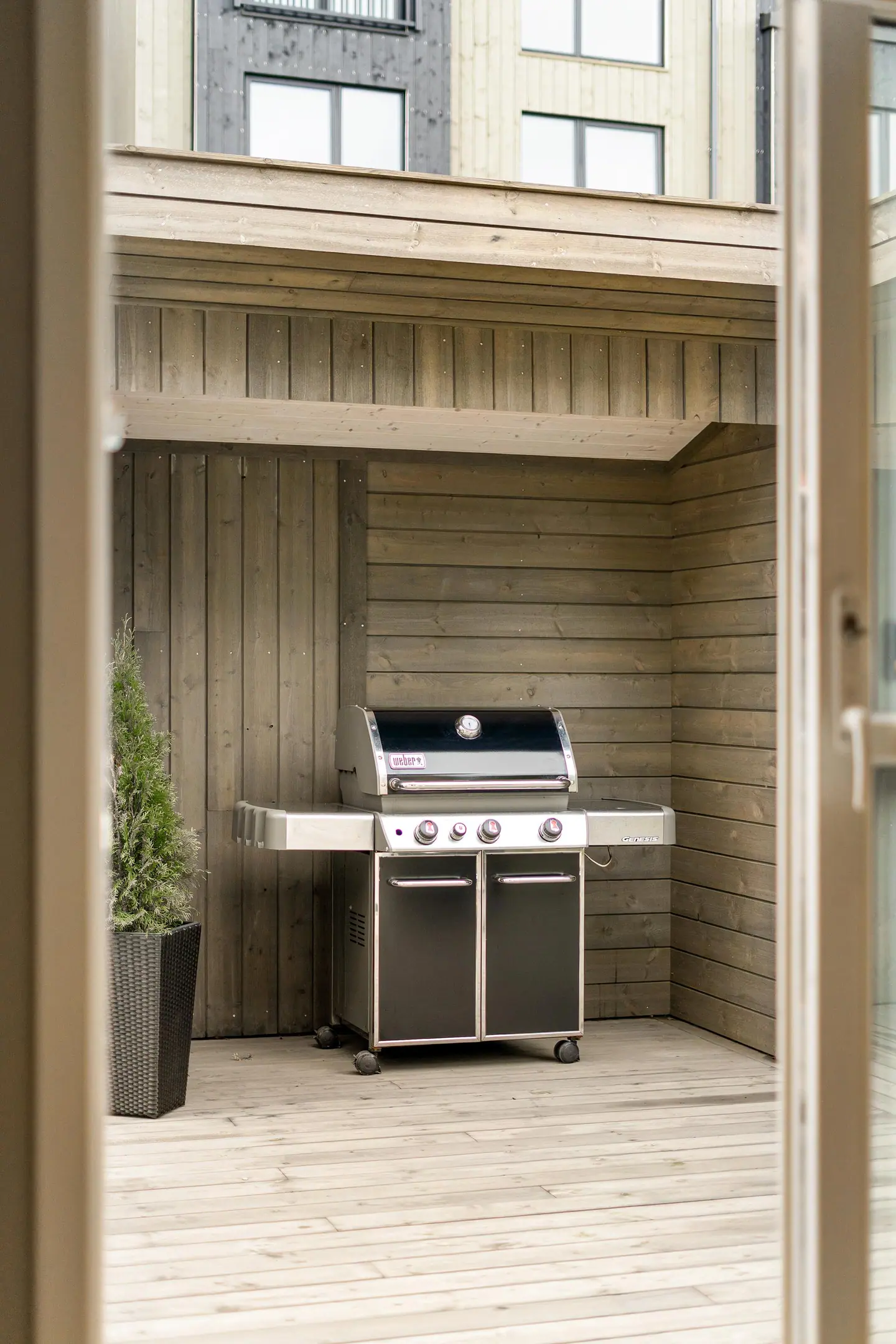 Eget overbygd hjørne på terrassen med oppstillingsplass for grill.