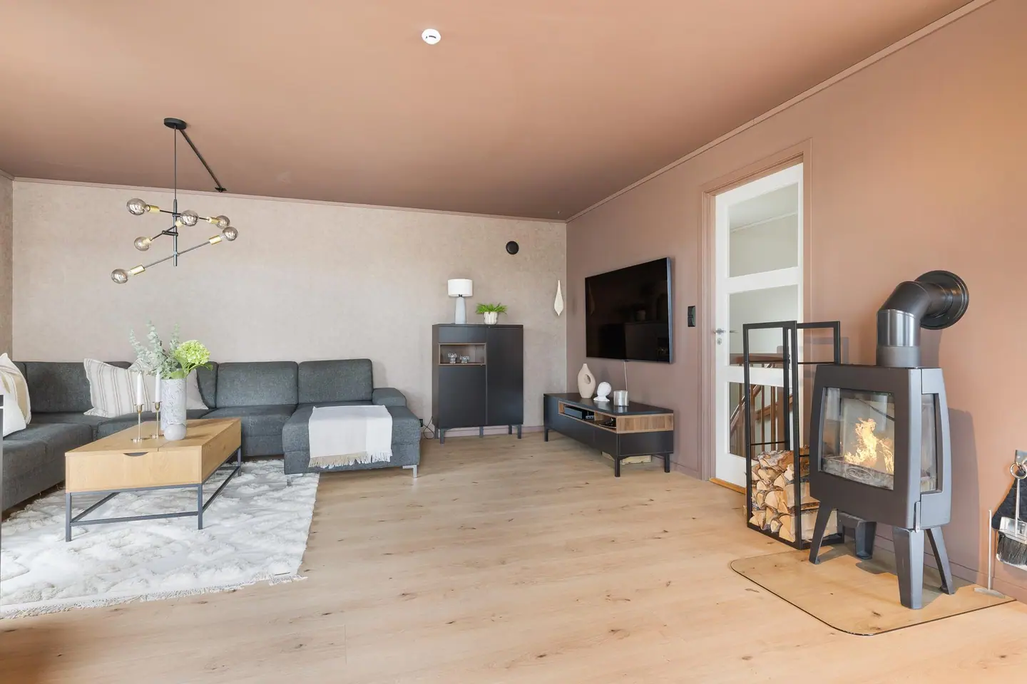 Stuen byr på fleksible innredningsmuligheter