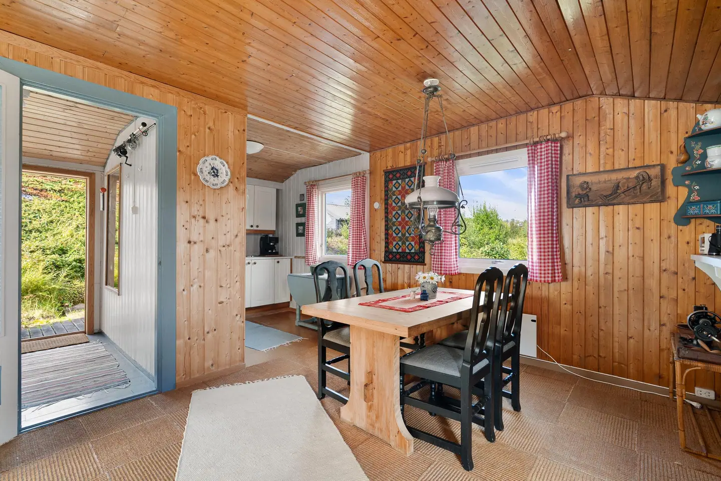 Spisestue i åpen løsning med stue og kjøkken.