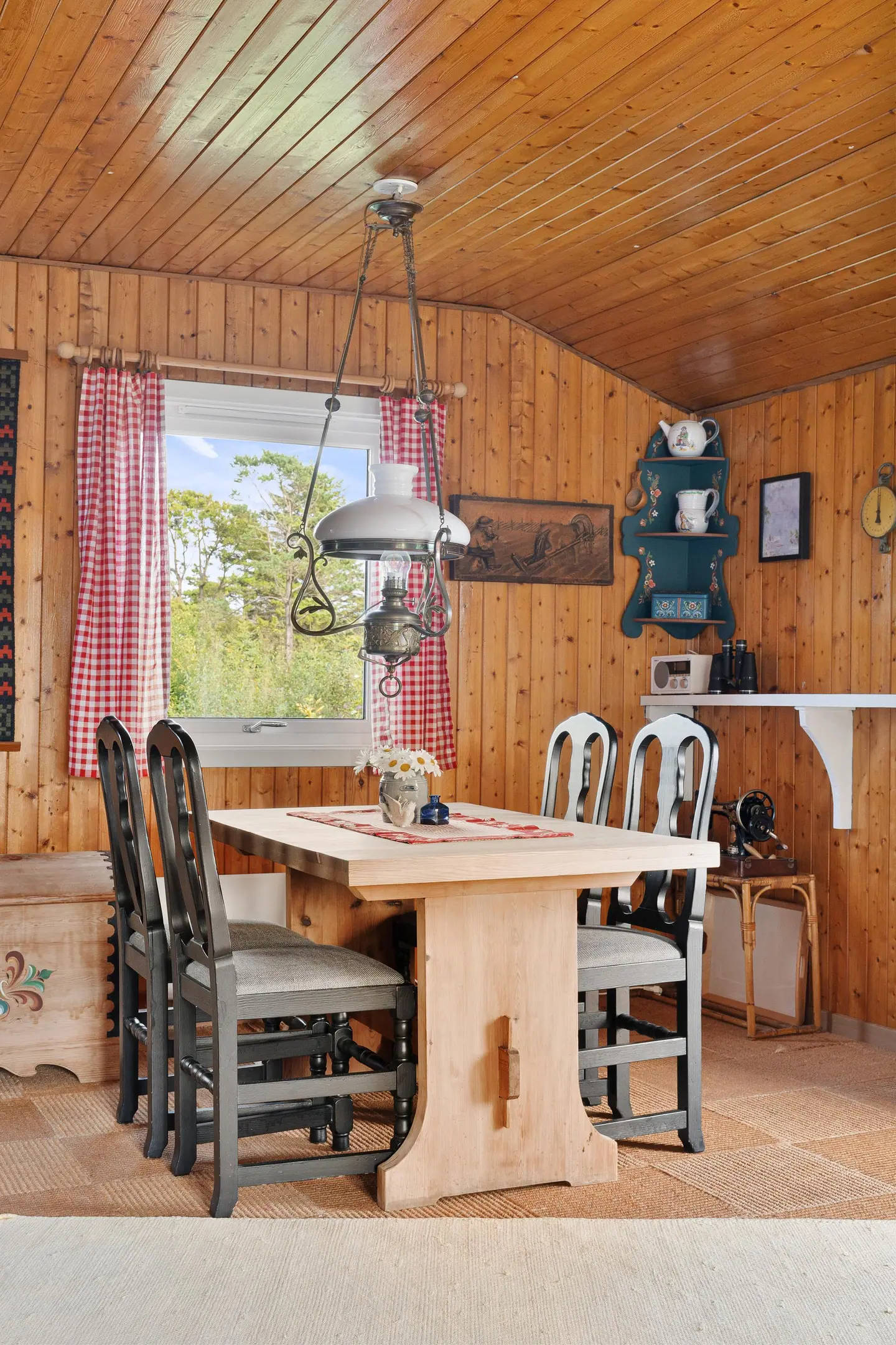 Tradisjonell hyttesjarm med panelkledde vegger og tak.