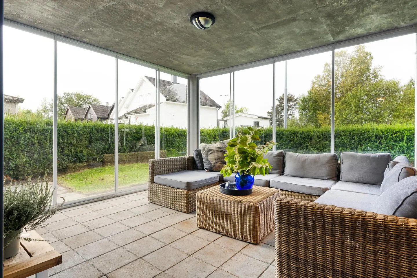 Uterommet har god plass til romslig sofagruppe og bord. Det er ikke søkt om innglasset balkong/terrasse.