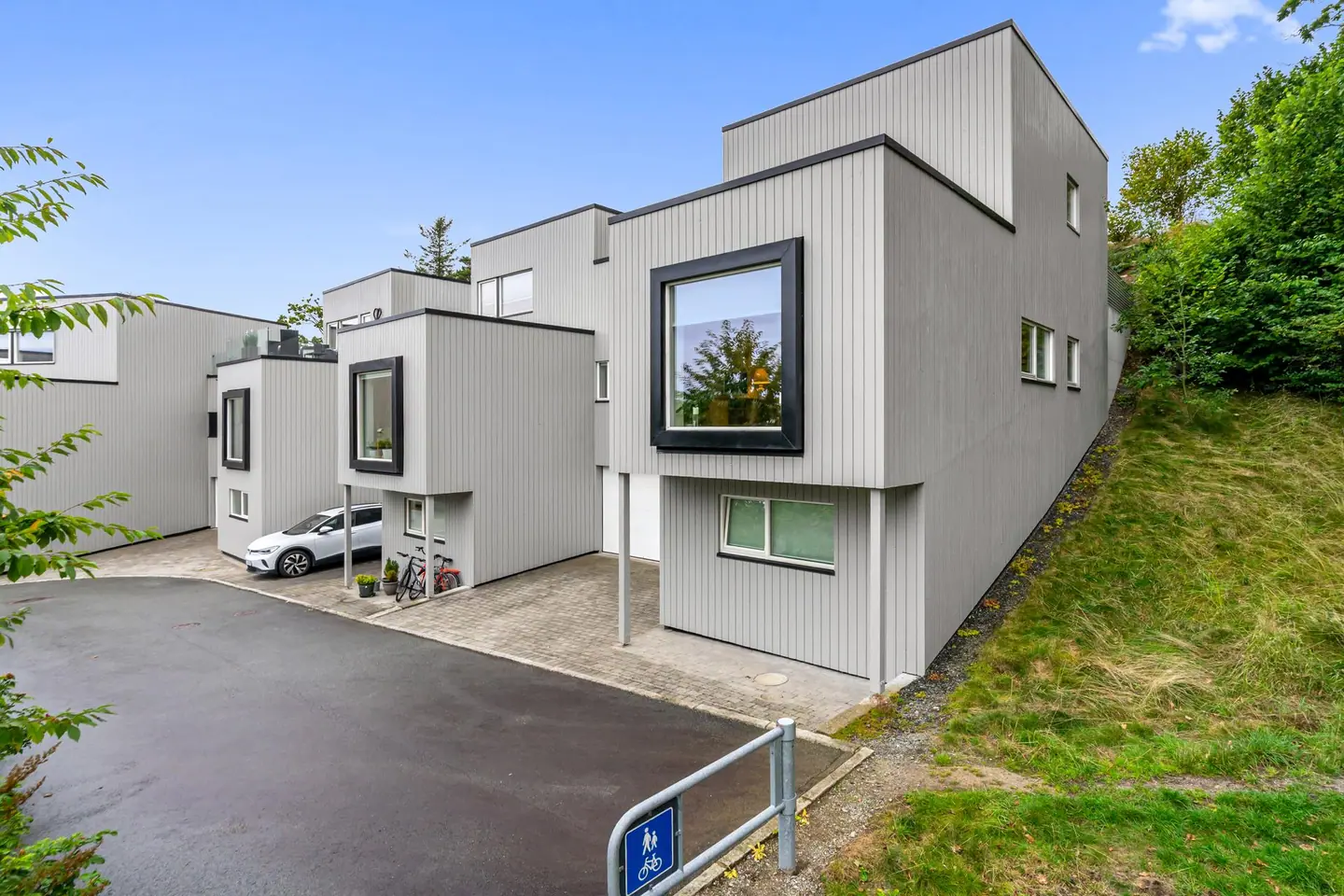 Boligen har god plassering på enden og grenser til et friareal.
