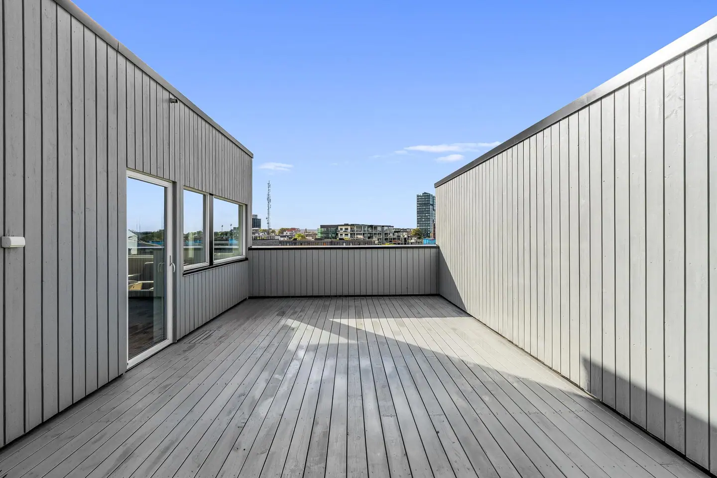 Takterrassen på ca. 27 kvm har god plass til utemøbler og fin utsikt.