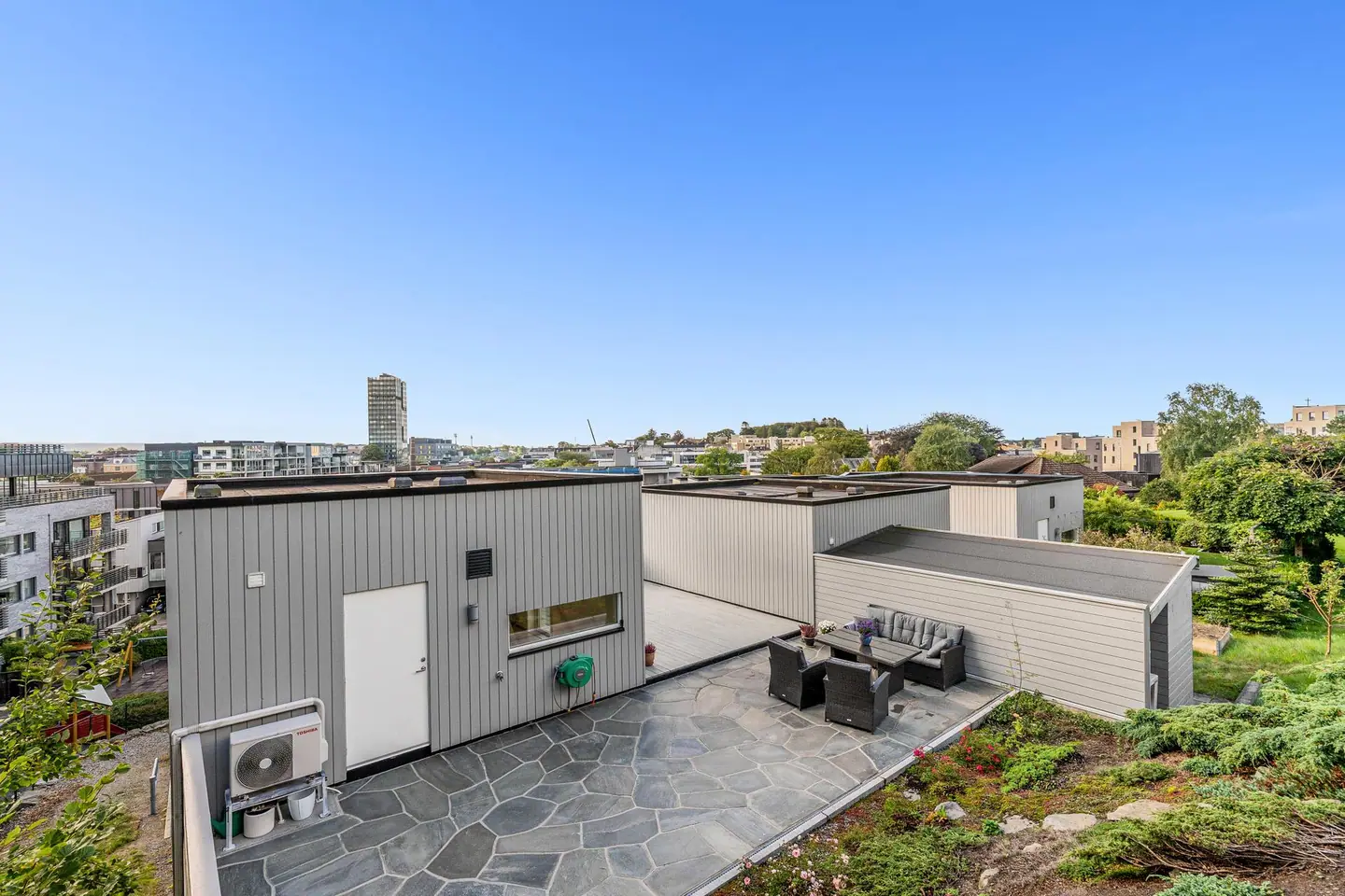 Boligen har totalt 64 kvm uteplass, fordelt på takterrasse og en skiferbelagt platting.