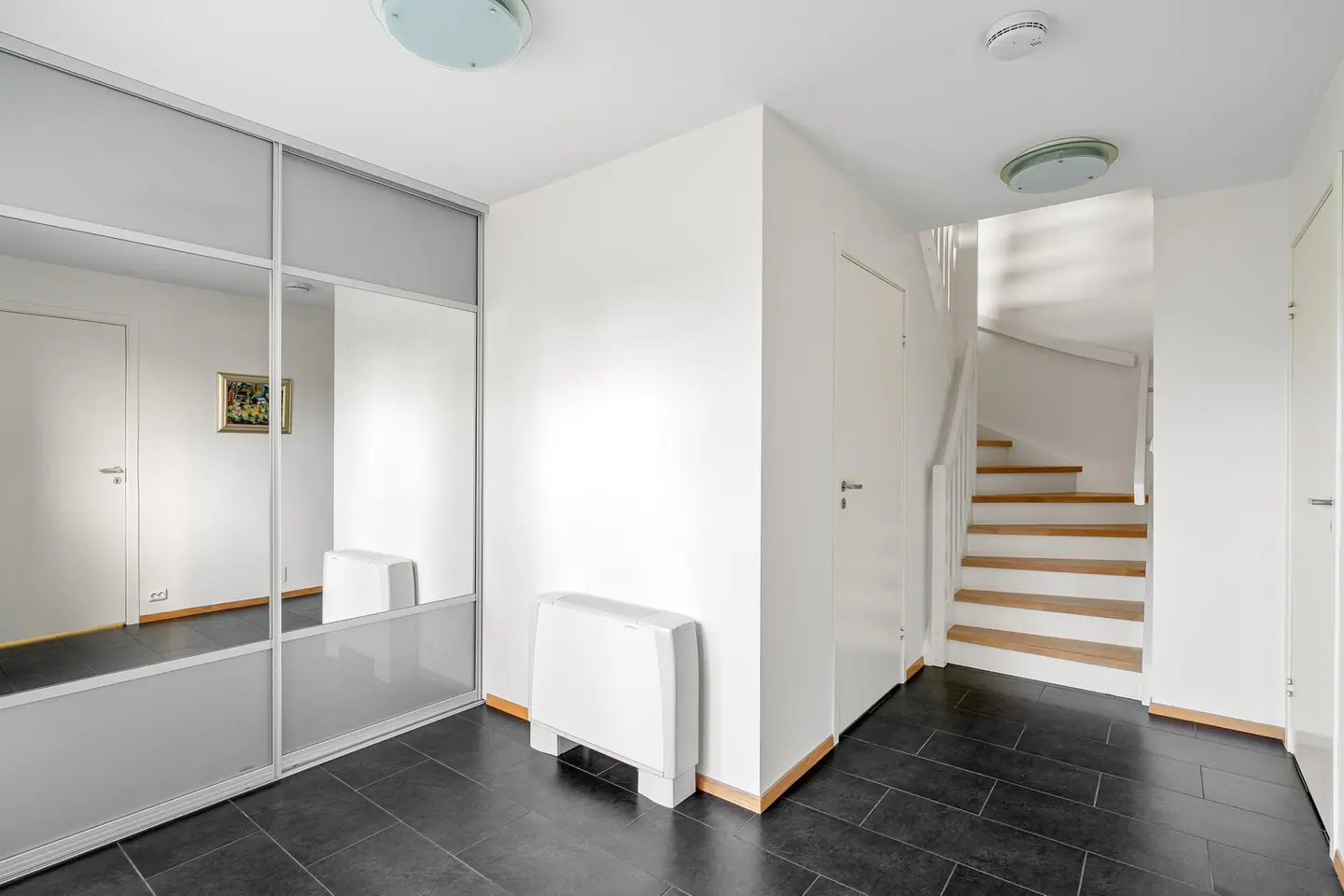 Romslig entré med god plass til oppbevaring. Oppvarming via viftekonvektor.