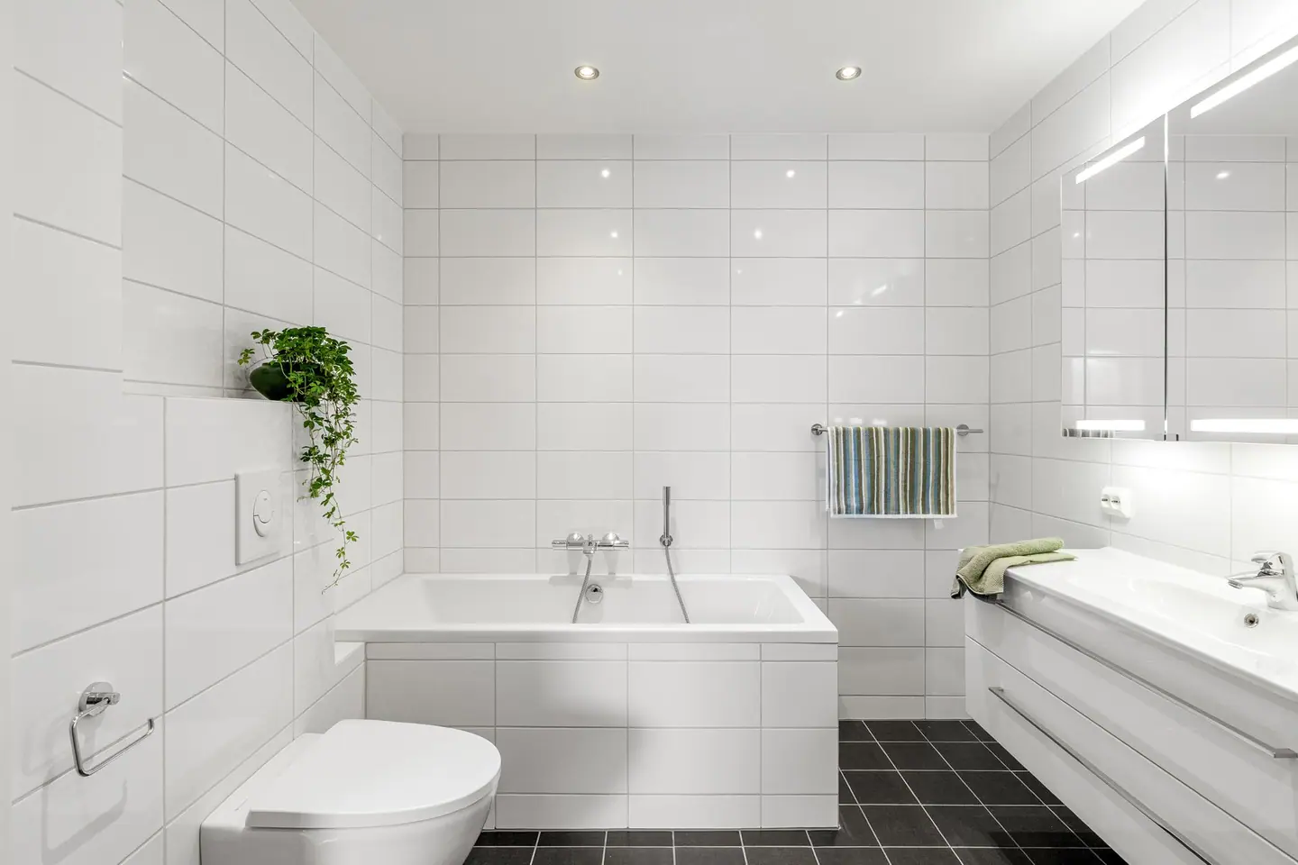 Hovedbadet i underetasjen er utstyrt med både badekar og dusjhjørne.