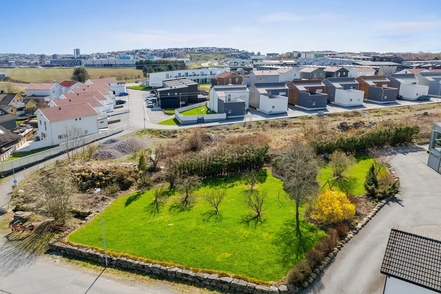 Eiendommen ligger i et attraktivt område på Gruda, med kort avstand til både natur og servicetilbud.
