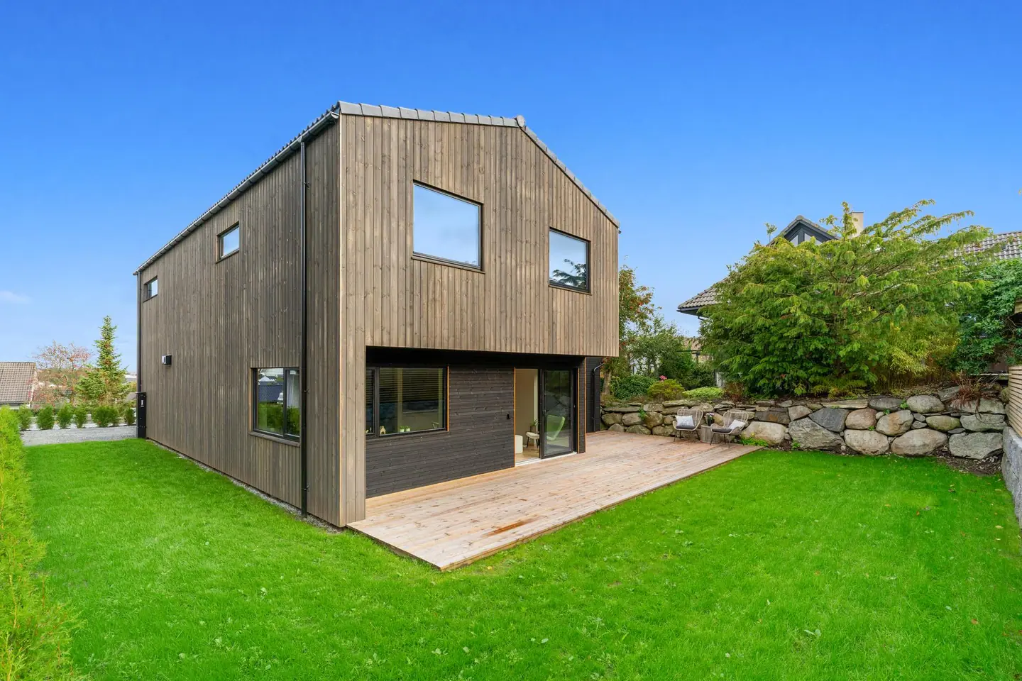 Kjelvene 1B, Kleppe — Velkommen til Kjelvene 1B. Eiendommen presenteres av Gro Anita Nøkland i EiendomsMegler 1 Jærmegleren. Foto: Trond-Eirik Husvæg.