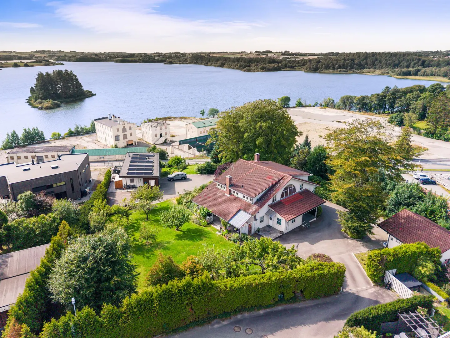 Velkommen til Hauabakkvegen 59. Eiendommen presenteres av Leon Høyland i EiendomsMegler 1 Jærmegleren. Foto: Eivind Dirdal.