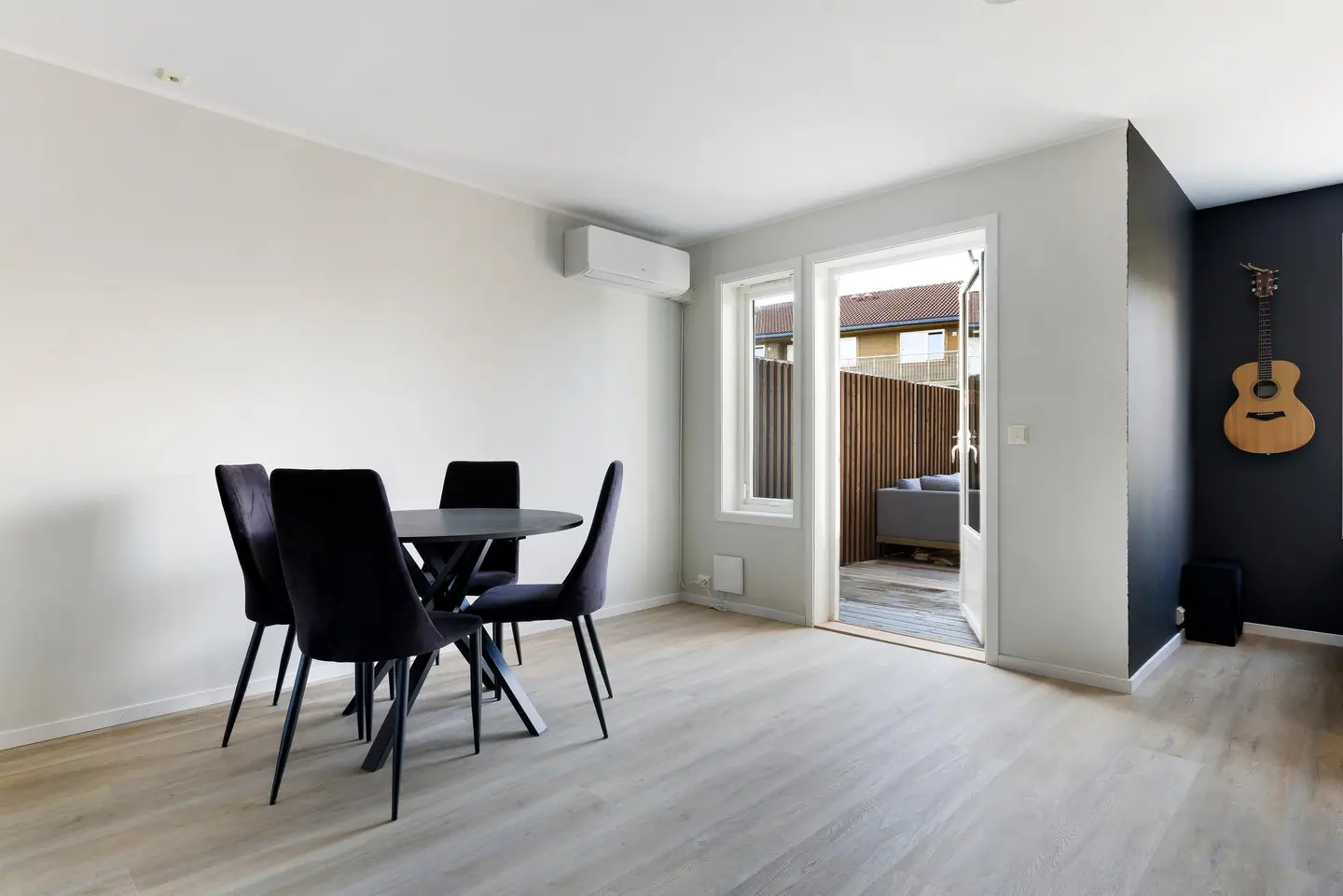 Fra stuen er det direkte utgang til en nybygd terrasse på 45 m².
