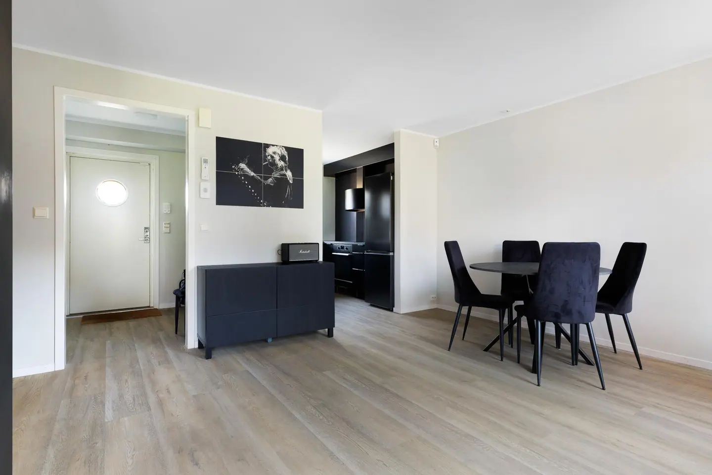 Stuen har god plass til både spisebord og en adskilt sofakrok.