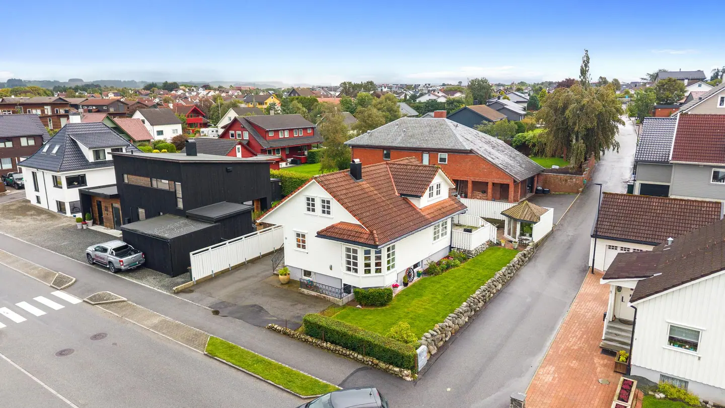 Eiendommen har en flat og lettstelt tomt med velstelt plen.