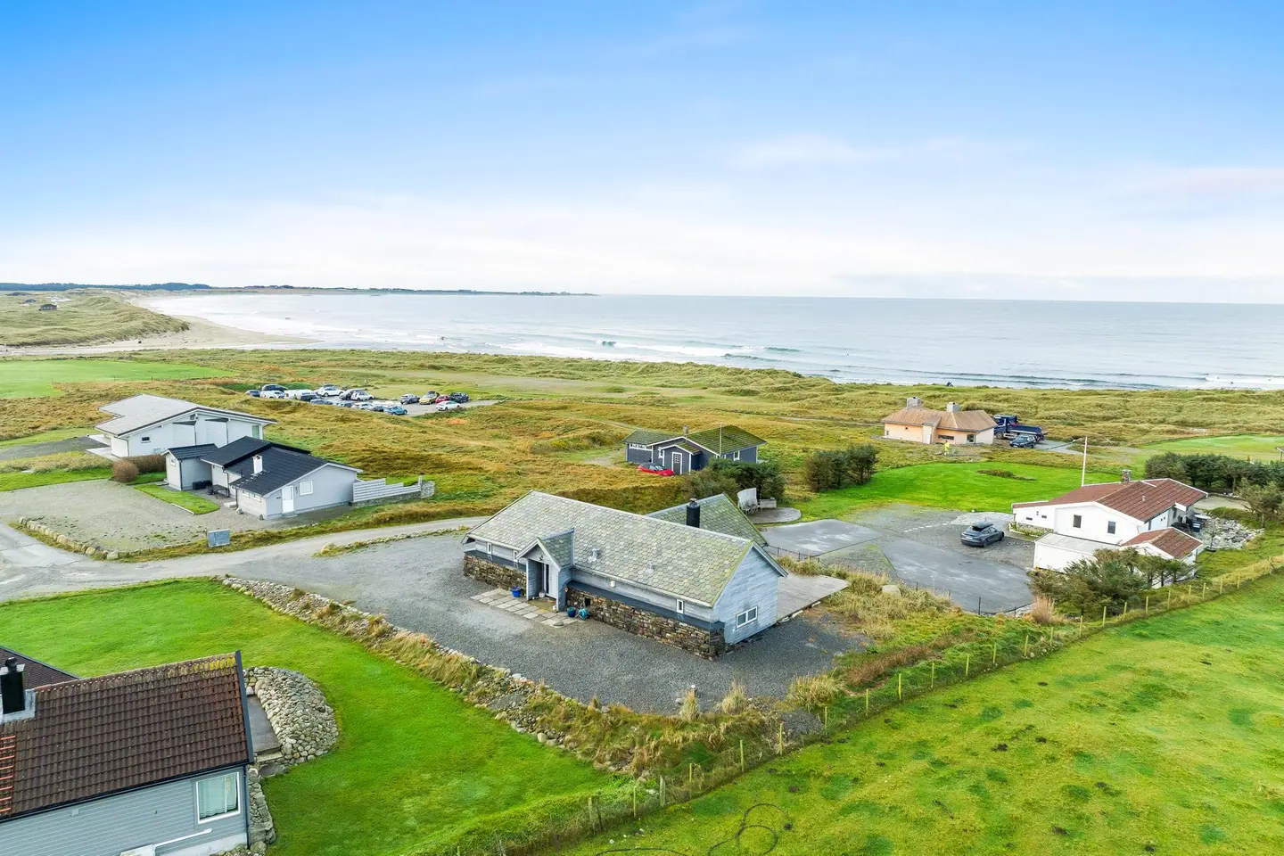 Utsikt over hele borestranden mot sør - feistein fyr i nord og en delikat, vestvendt terrasse med optimale solforhold til de lange jærske so