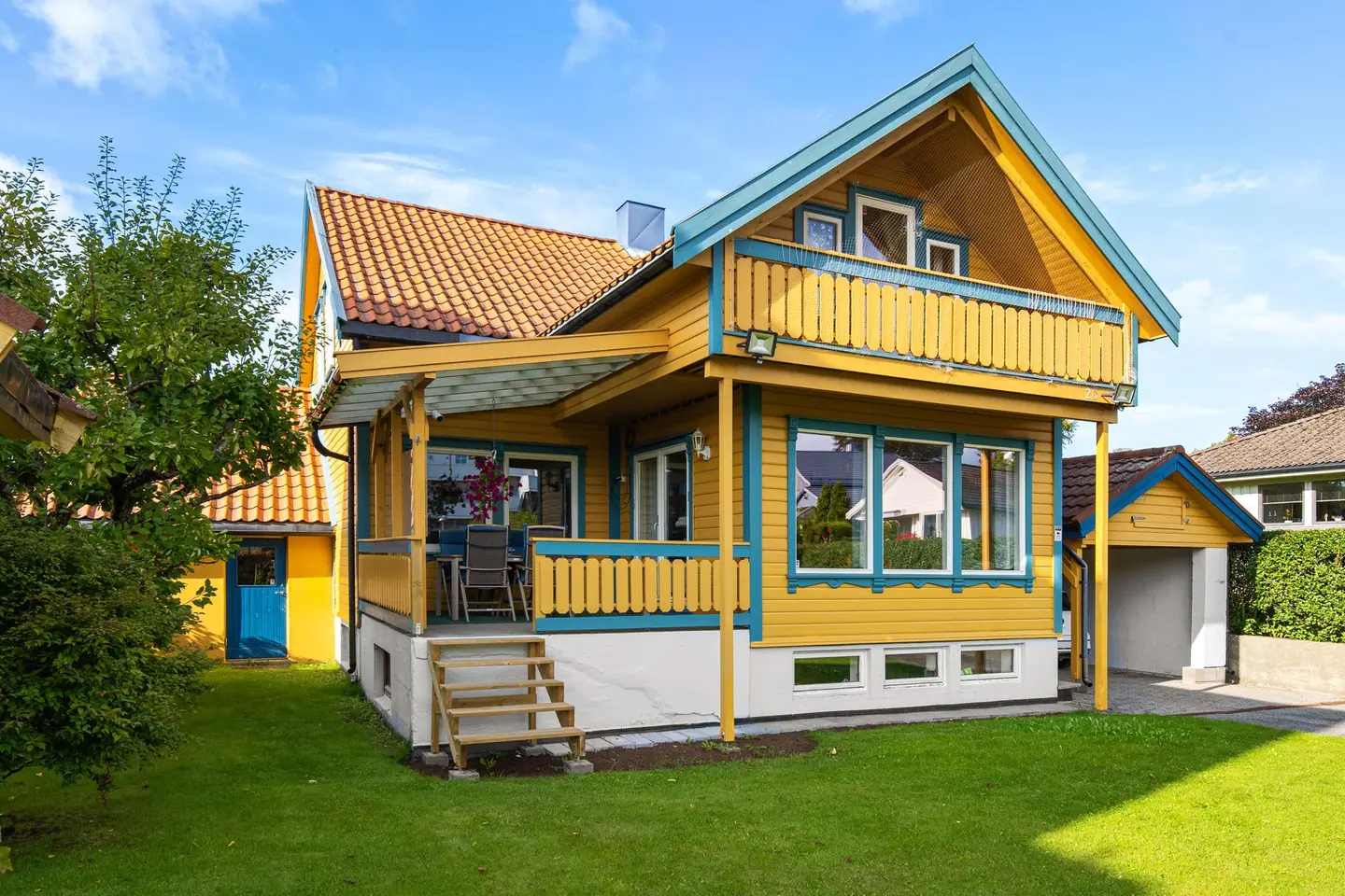 Innholdsrik enebolig over tre plan med avskjermet hage og overbygget veranda.