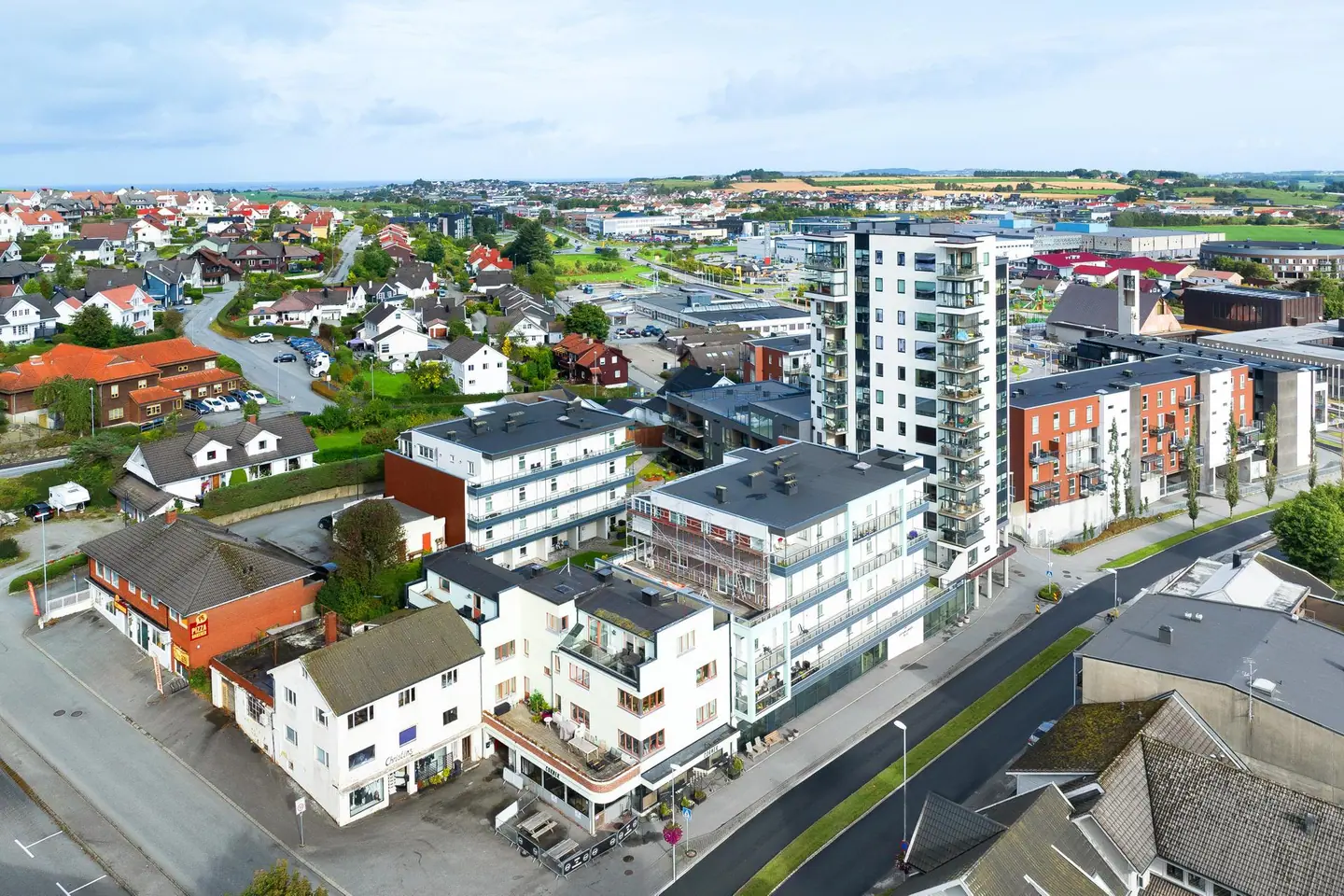 Sentral beliggenhet med kort gangavstand til butikker, Jærhagen og kollektivtilbud ved Kleppekrossen.