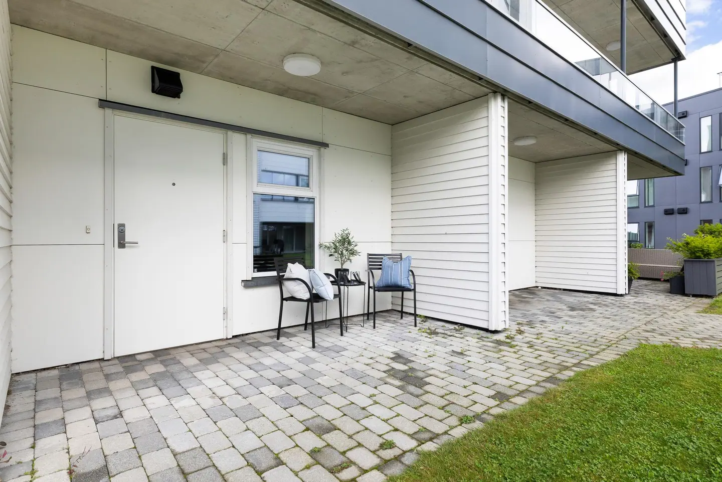Inngangspartiet er hellelagt og har plass til en koselig sittegruppe.
