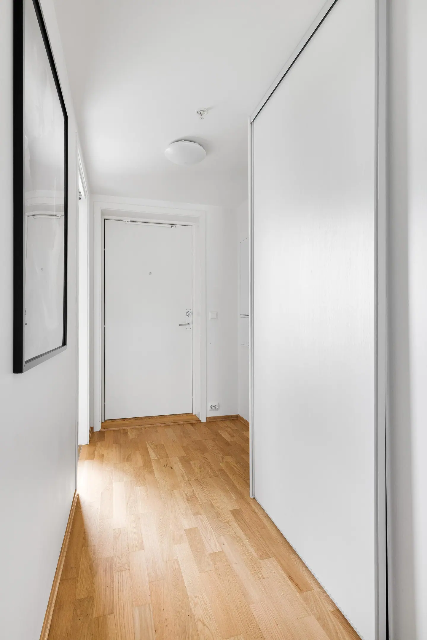 Entré med skyvedørsgarderobe og direkte tilknytning til leilighetens innvendige bod.