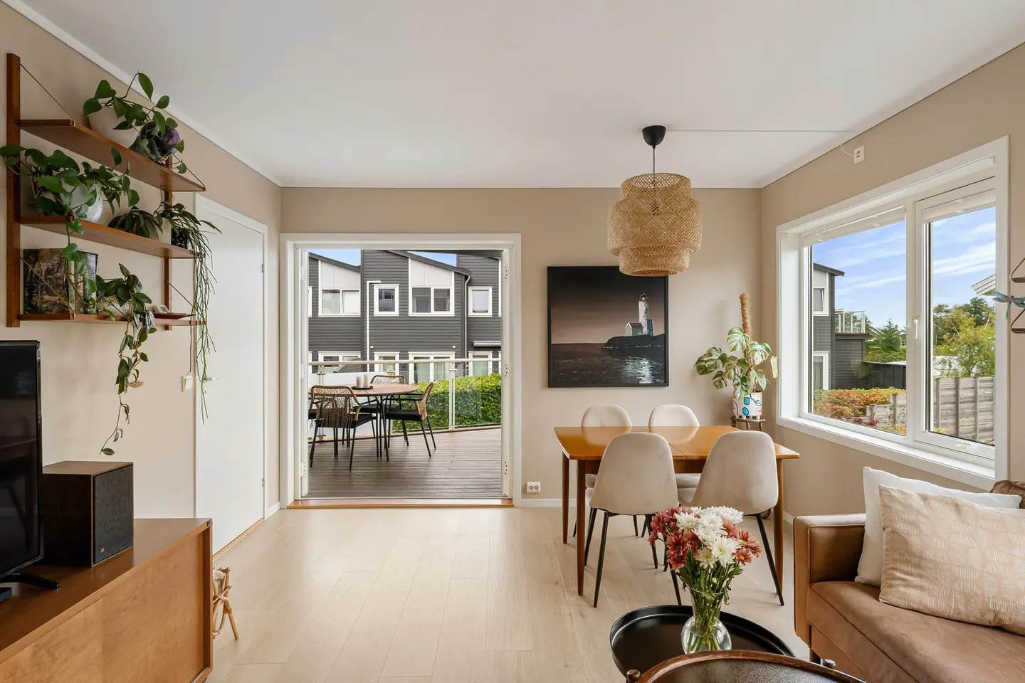 Boligen har to uteområder på totalt 25 m², med balkong og markterrasse. Begge med overbygg.