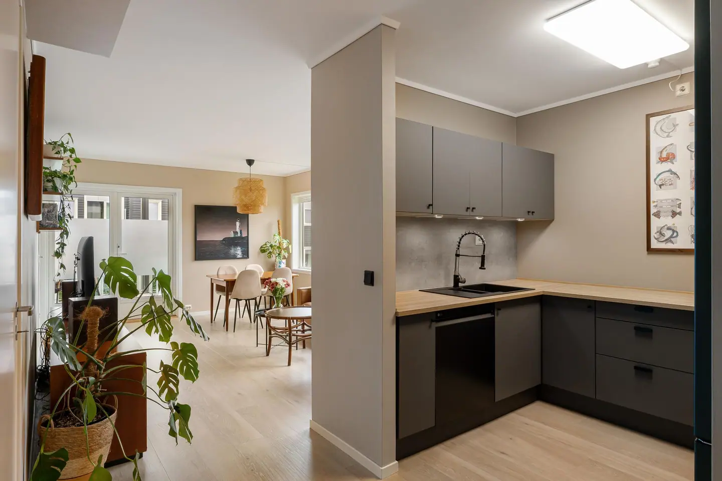 Kjøkkenet ligger i åpen løsning mot stuen, men likevel adskilt.