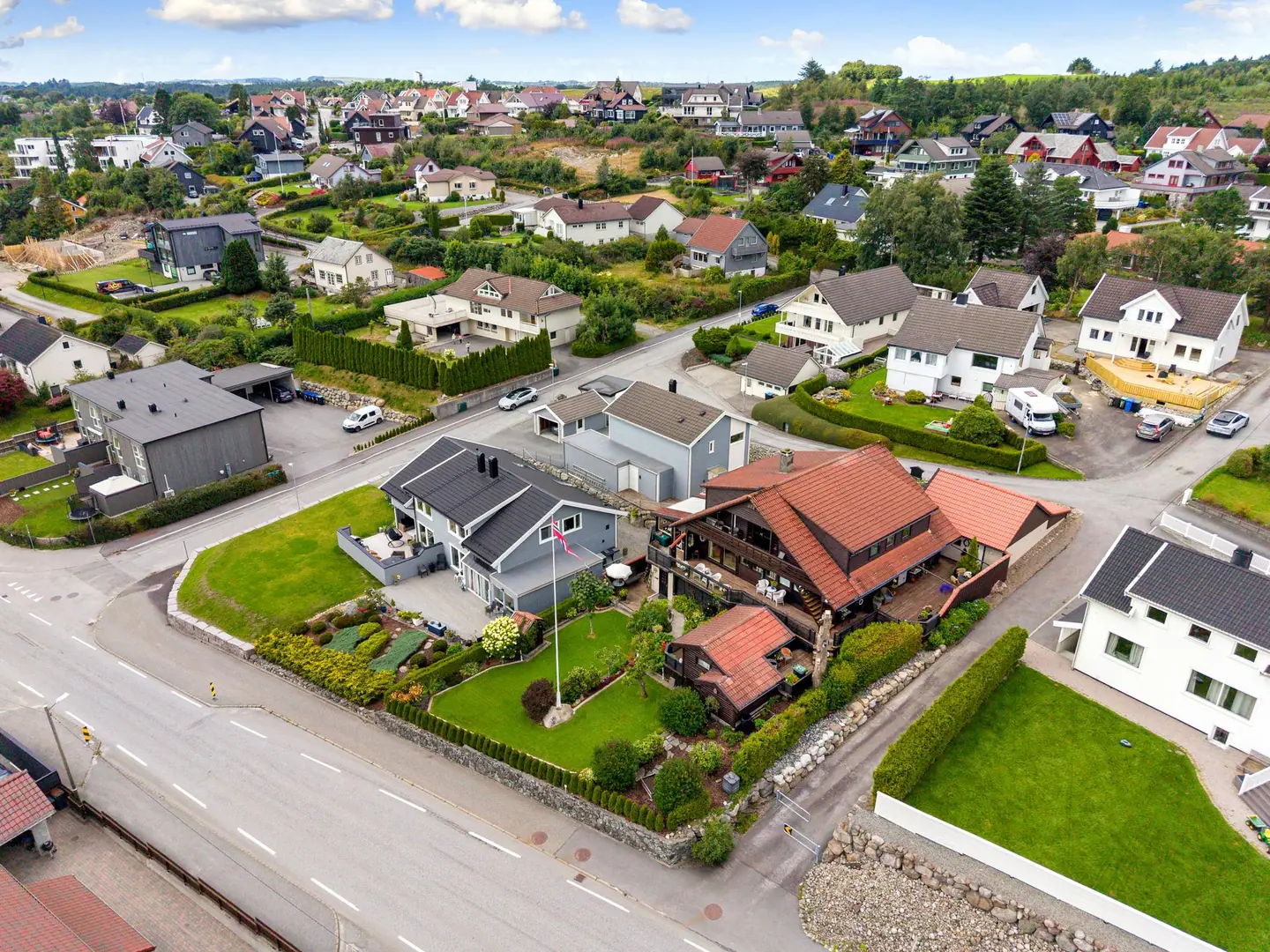Tomten på 801 m²  er pent opparbeidet med skjermet hage, terrasse over flere nivåer, asfaltert innkjørsel, dobbel garasje og carport.
