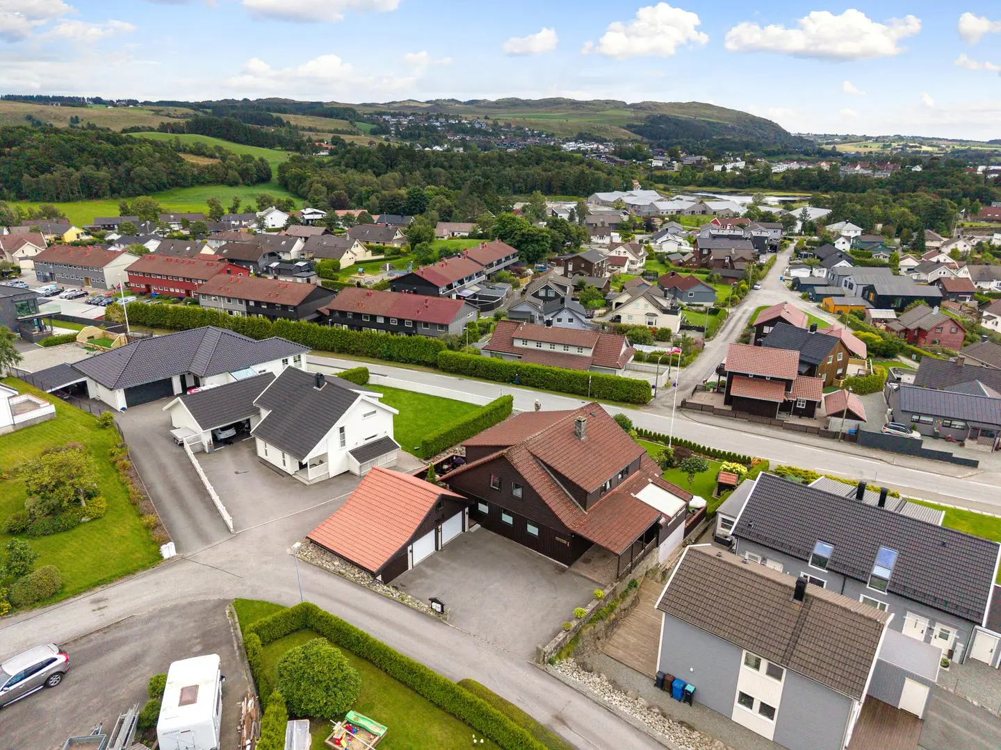 Eiendommen ligger fint plassert i terrenget med godt overblikk over nabolaget og utsyn mot Frøylandsvatnet og Njåfjellet, og det omkringligg