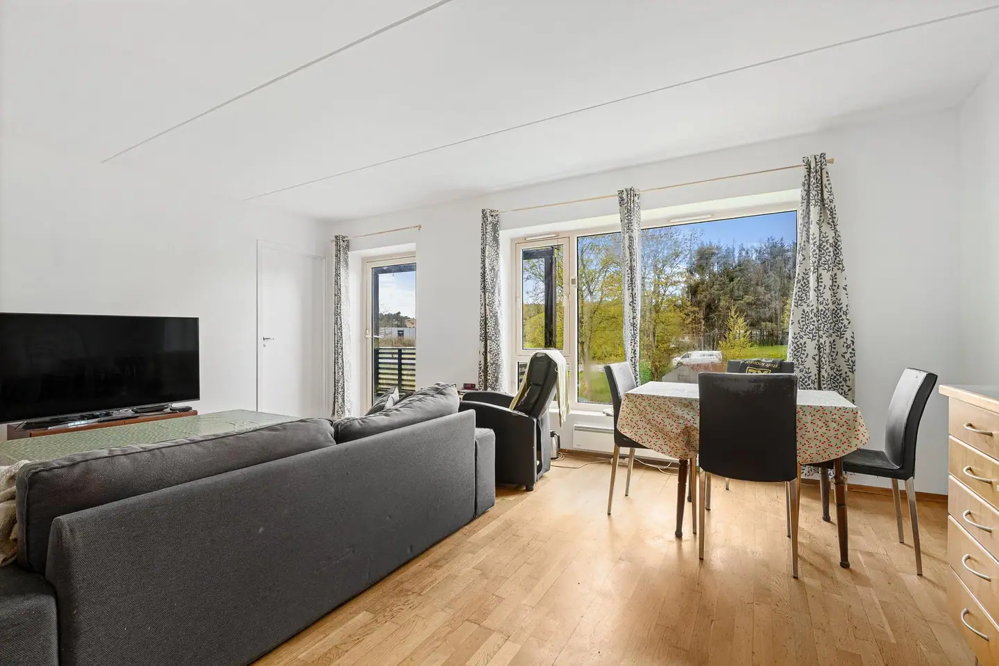 Tjeldvegen 14C, Klepp Stasjon — Velkommen til Tjeldvegen 14C H0201. Eiendommen presenteres av Kristine Ree Espedal i EiendomsMegler 1 Jærmegleren. Foto: Asle B. Haukland.