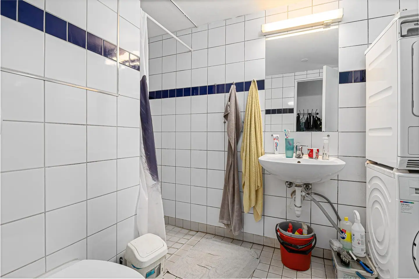 Flislagt bad med gulvvarme og opplegg for vaskemaskin.