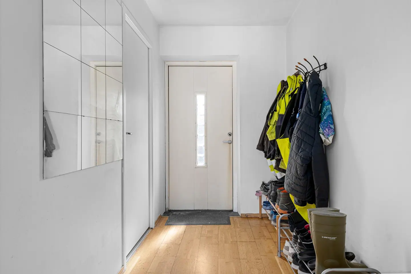 Entré med plass til oppbevaring av yttertøy og sko.