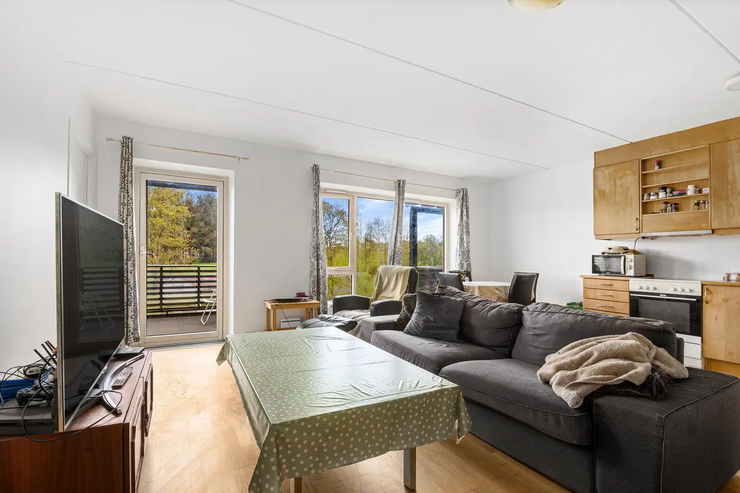 Stuen har god plass til både sofagruppe og spisebord.